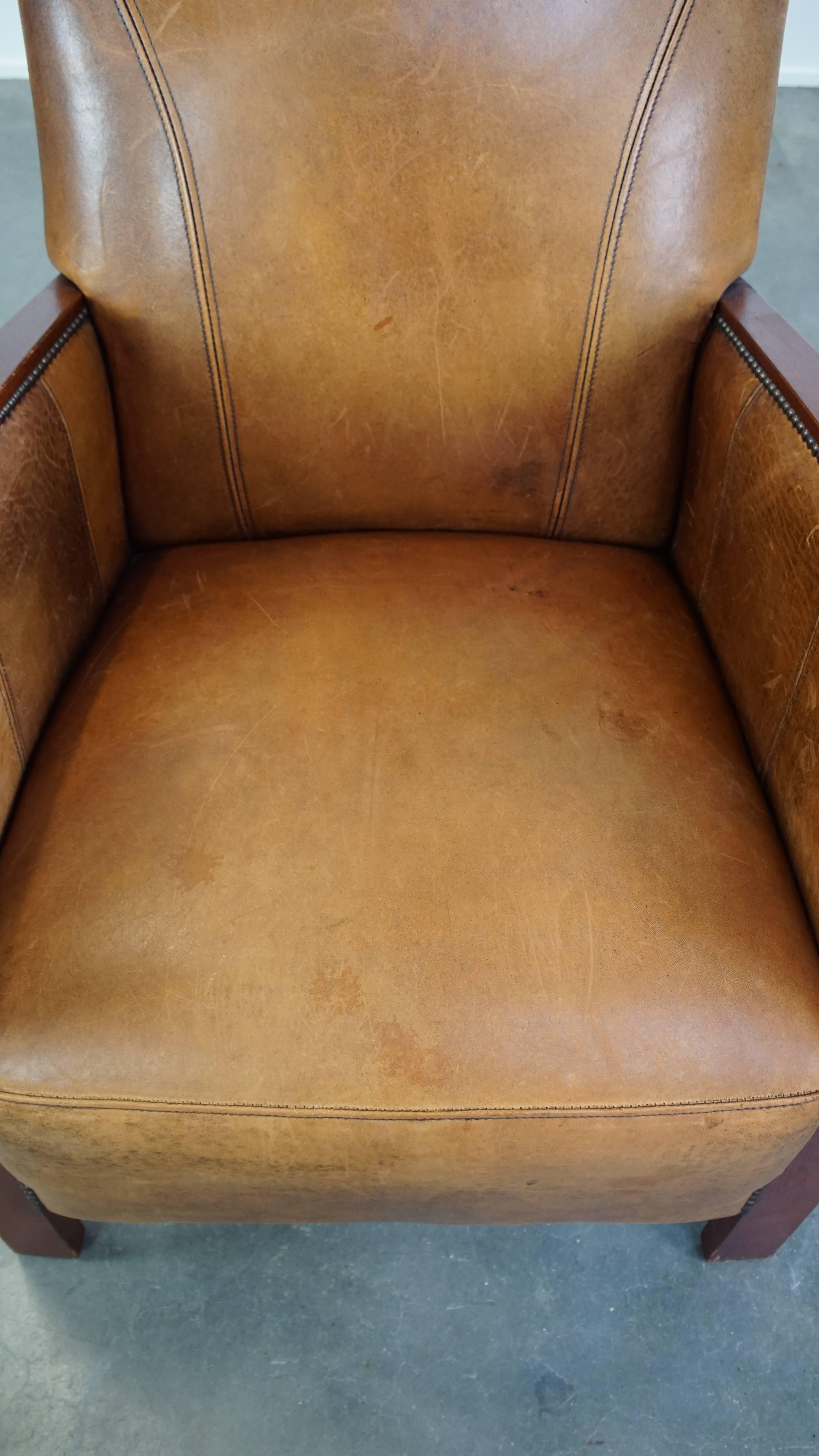 Sillón de piel de oveja de diseño Art Déco con reposabrazos de madera y cojín de asiento fijo siglo XX en venta
