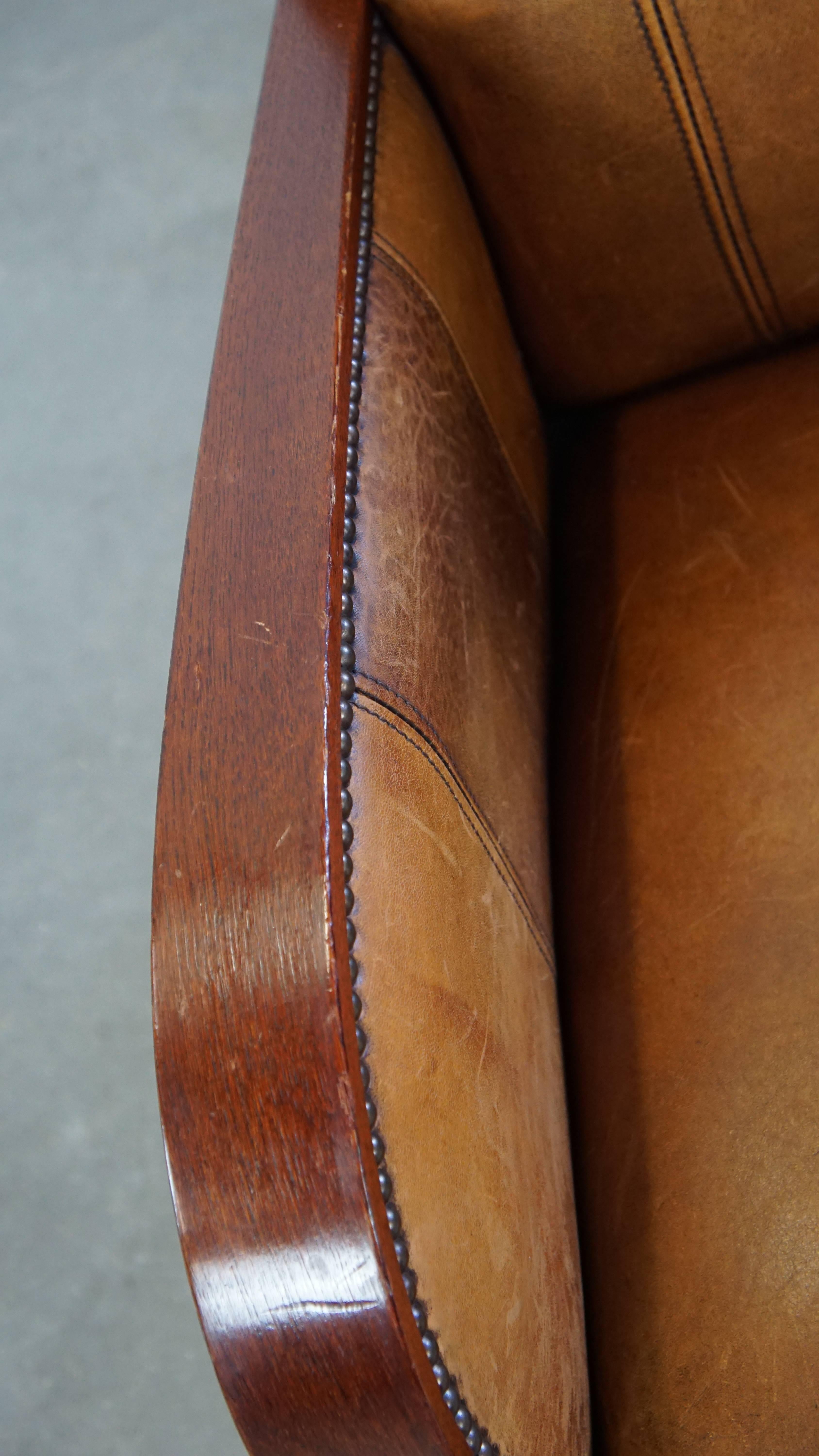 Sillón de piel de oveja de diseño Art Déco con reposabrazos de madera y cojín de asiento fijo Piel de carnero en venta