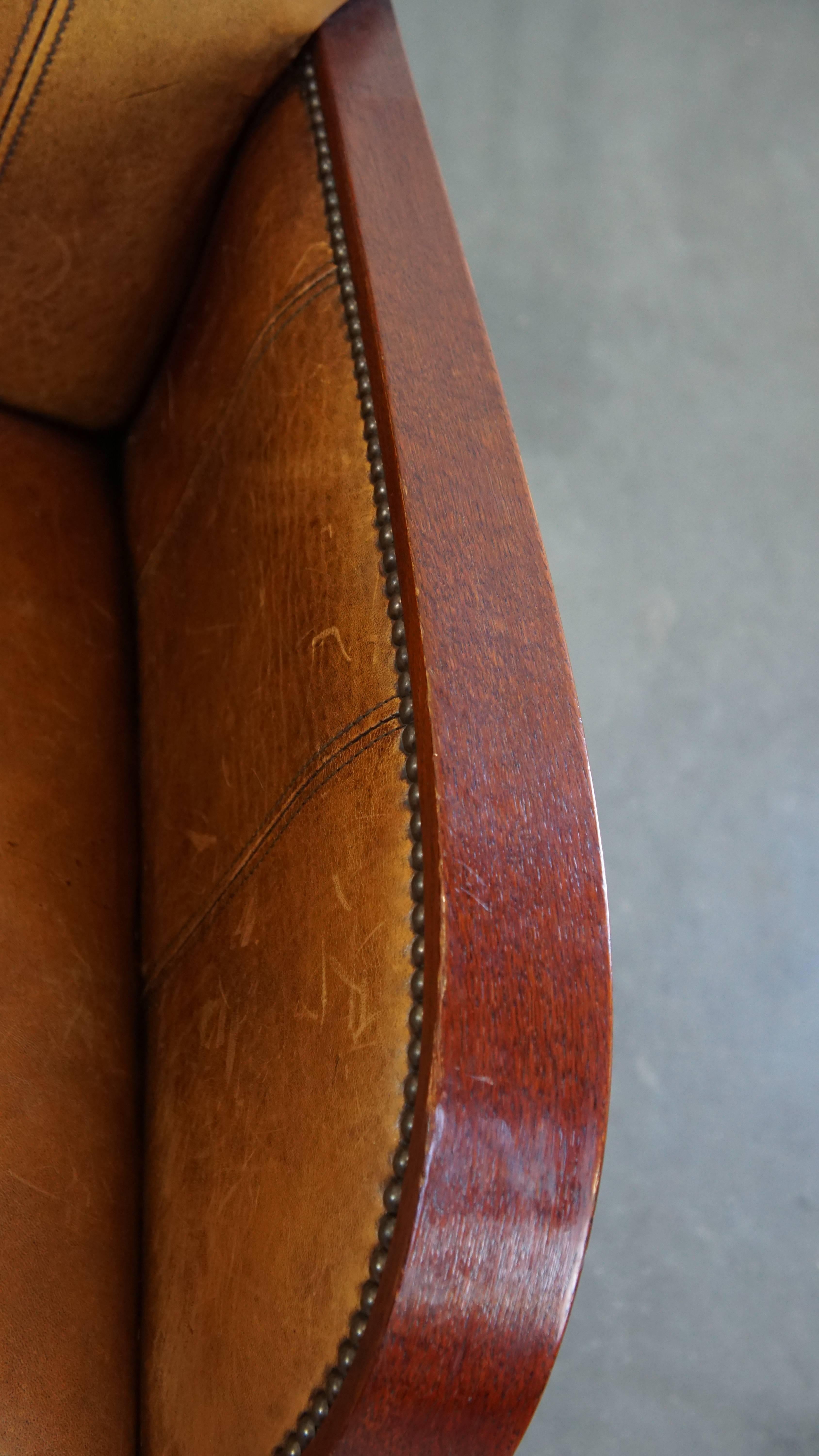 Sillón de piel de oveja de diseño Art Déco con reposabrazos de madera y cojín de asiento fijo en venta 1