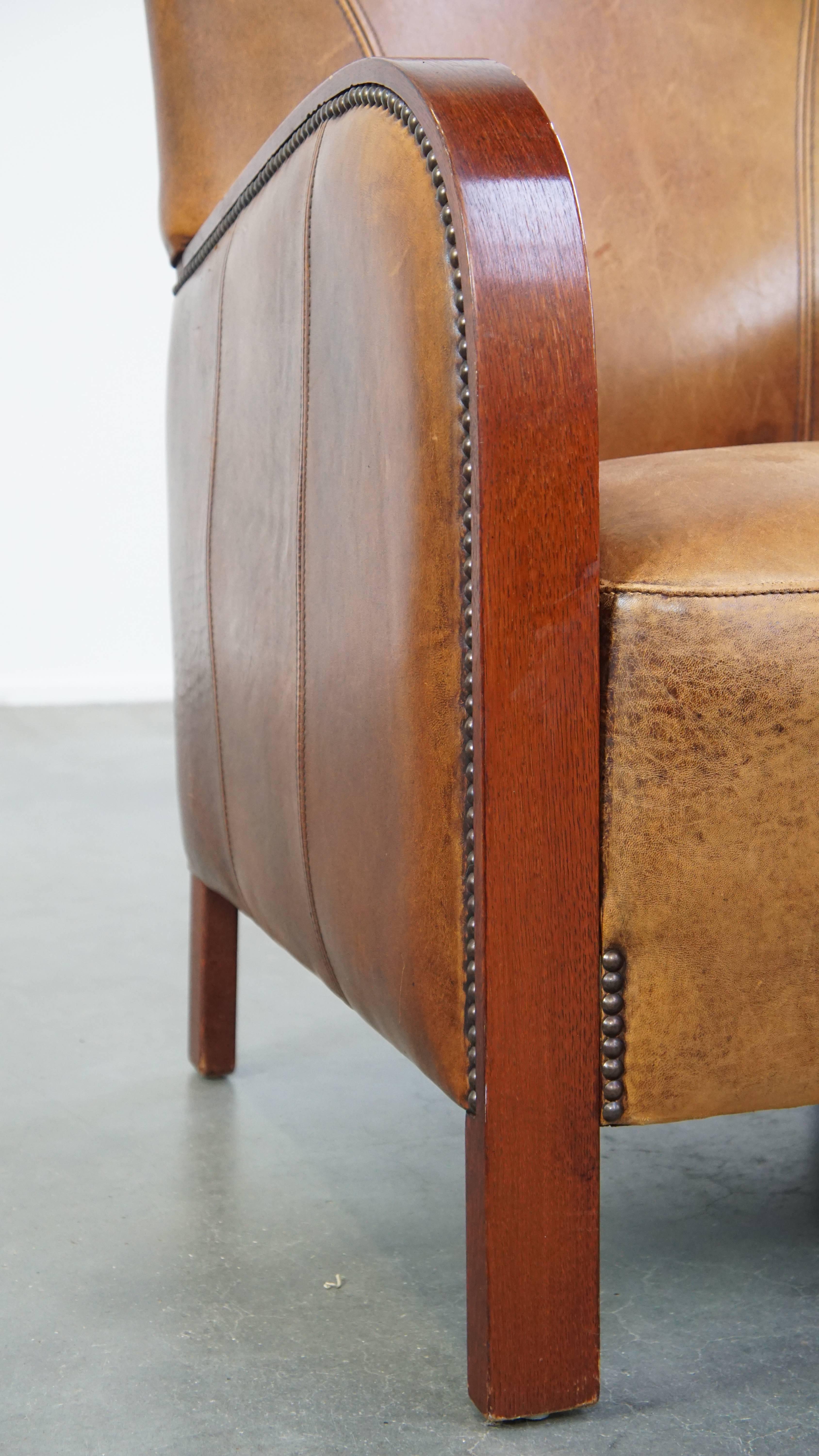 Sillón de piel de oveja de diseño Art Déco con reposabrazos de madera y cojín de asiento fijo en venta 2