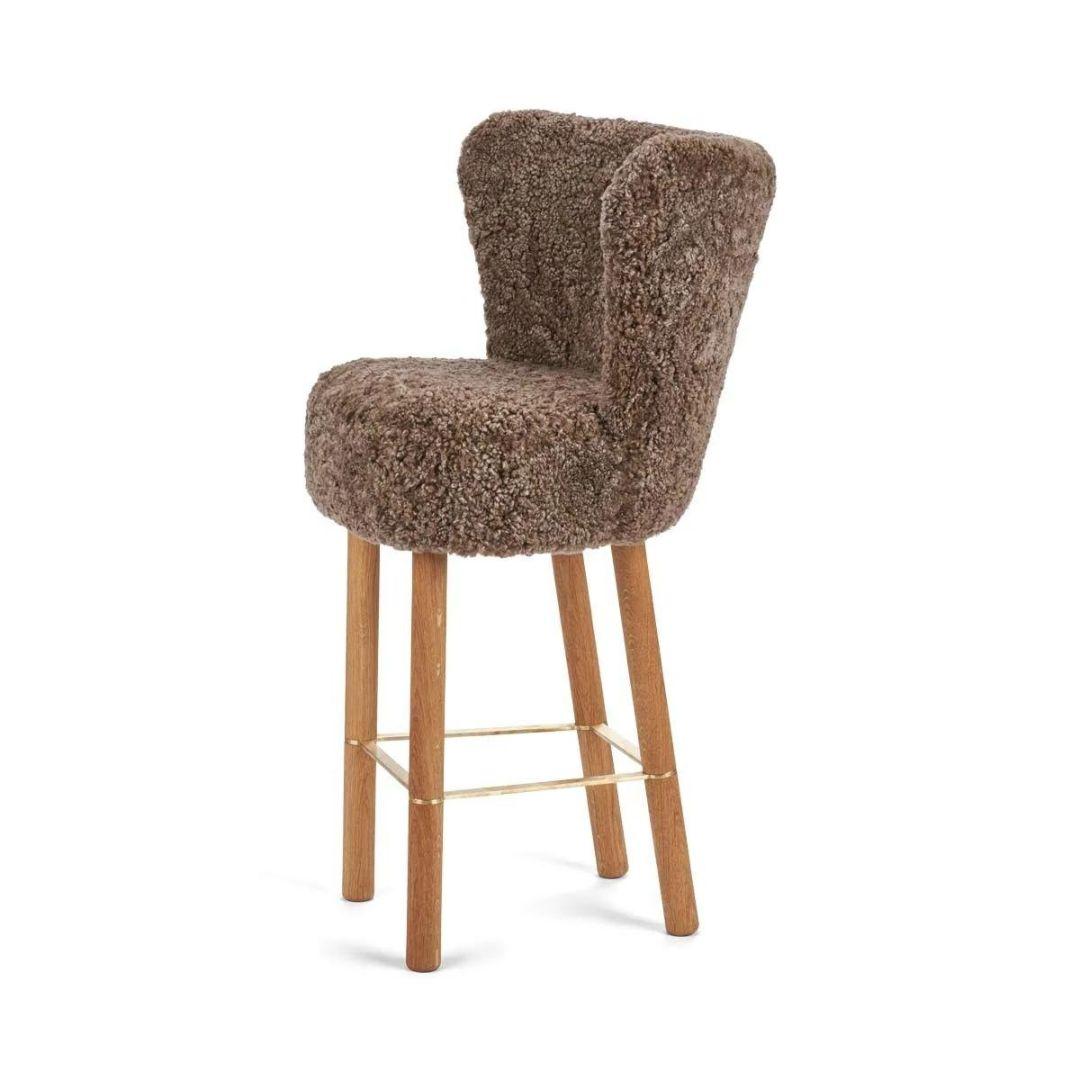 Uno sgabello da bar moderno e scandinavo rivestito con la migliore pelle di pecora della Nuova Zelanda. Il colore della pelle di pecora è disponibile in marrone cappuccino o bianco perla.

Gli sgabelli sono disponibili con gambe in Oak o Noce. 

La