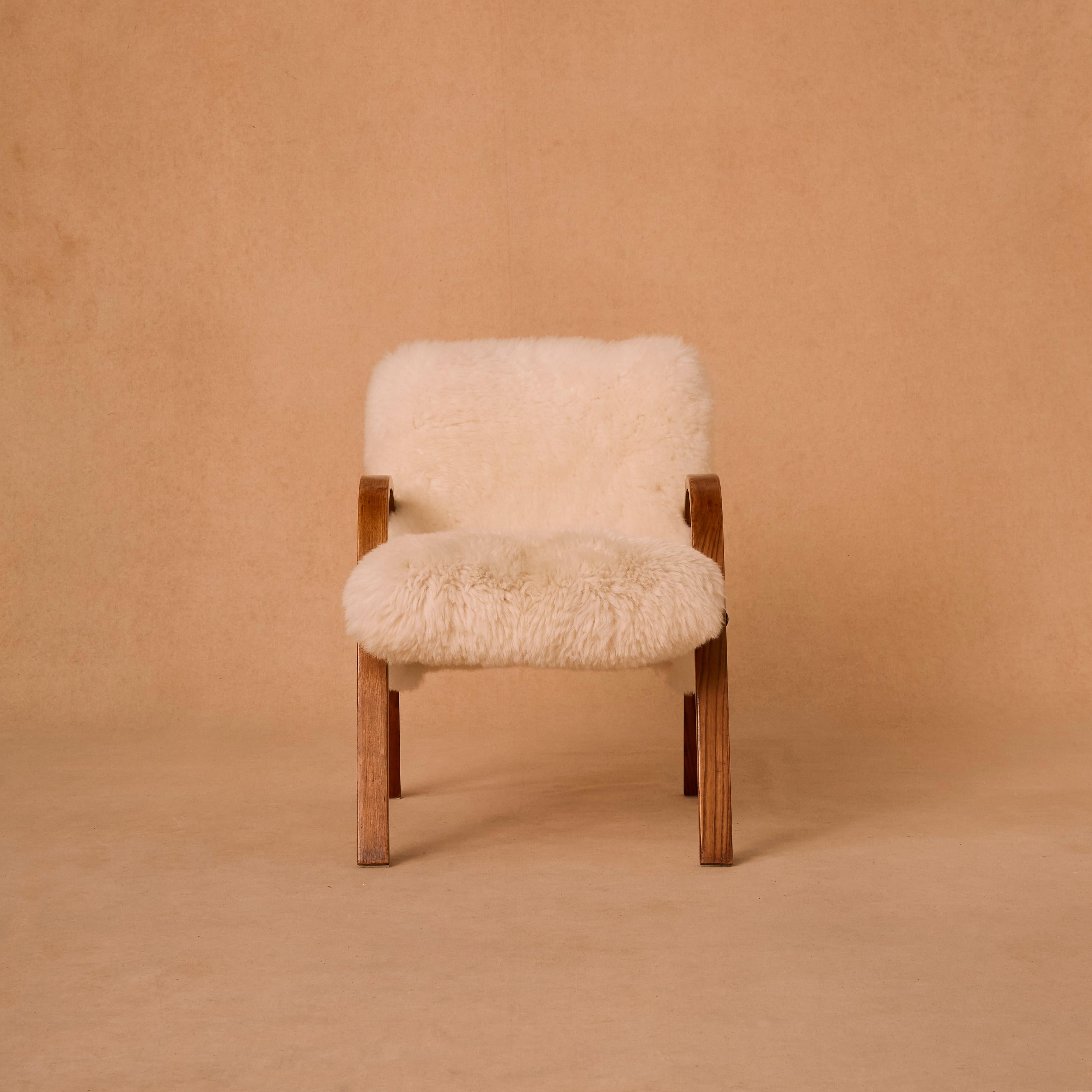 Tapissée de peau de mouton douce, cette chaise est dotée d'un cadre en chêne plié à la vapeur, à la fois luxueux et douillet, ce qui la rend parfaite pour ajouter confort et style à n'importe quel espace.

Conçu par Steiner, France.
