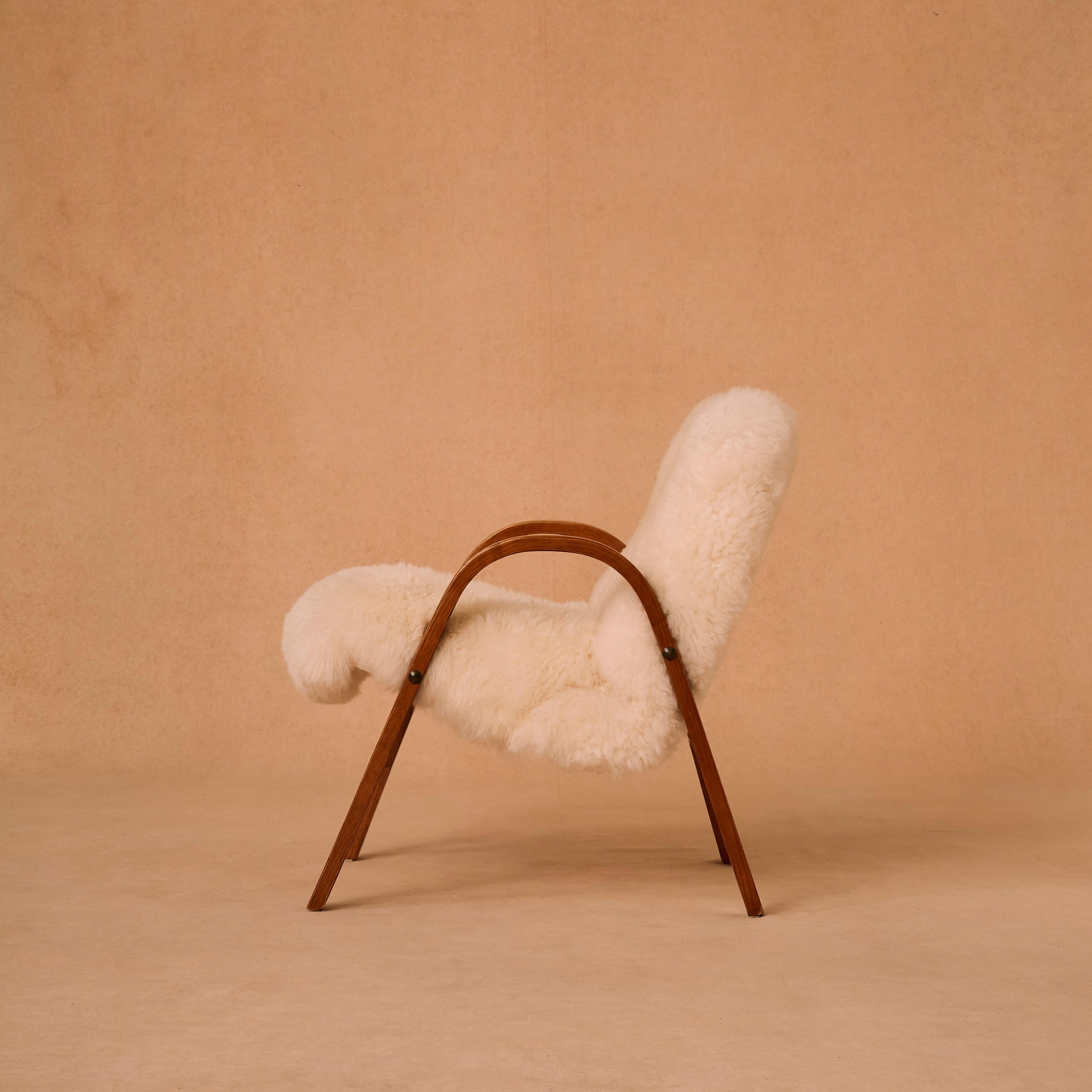 Art déco Chaise en bois avec arc en peau de mouton en vente