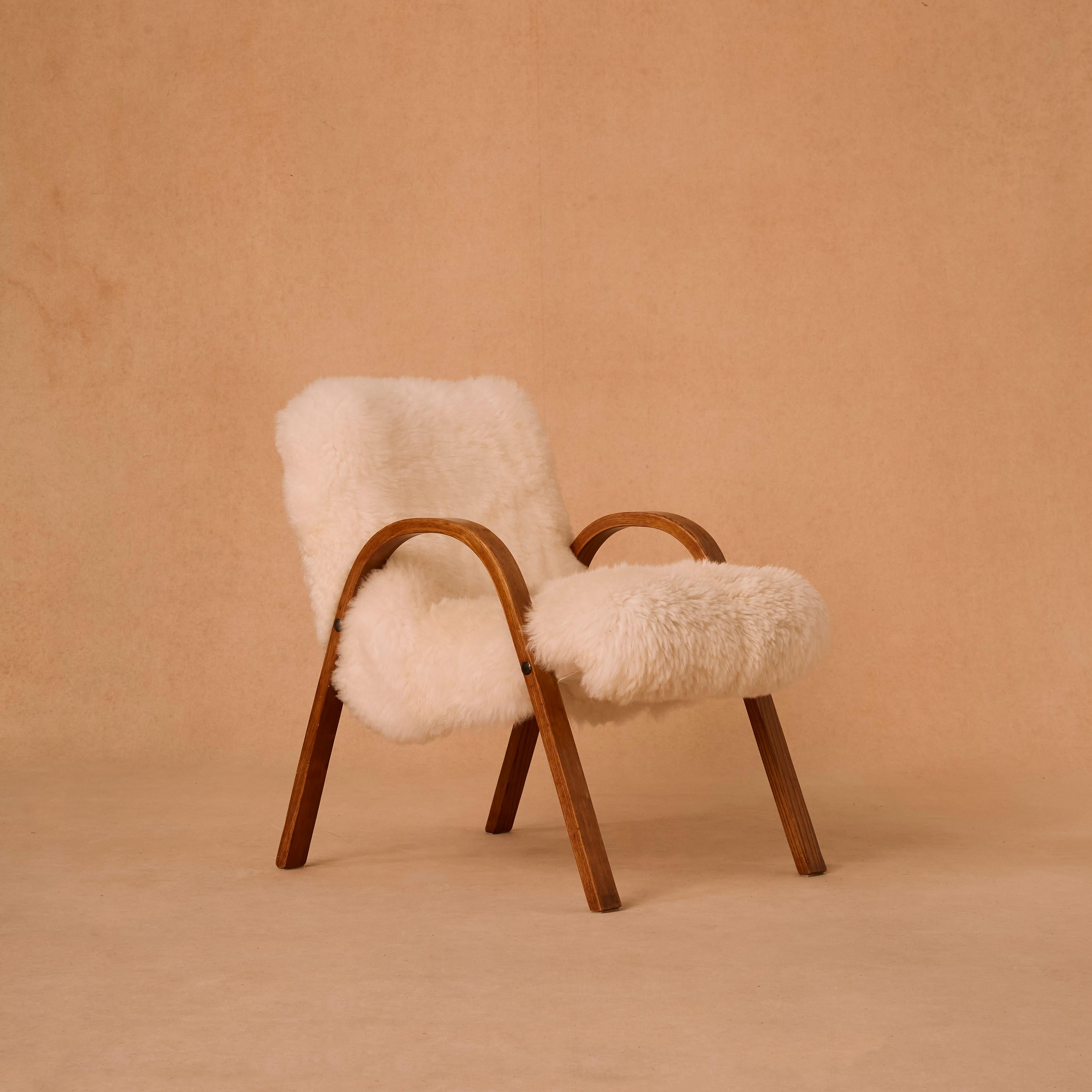 Français Chaise en bois avec arc en peau de mouton en vente