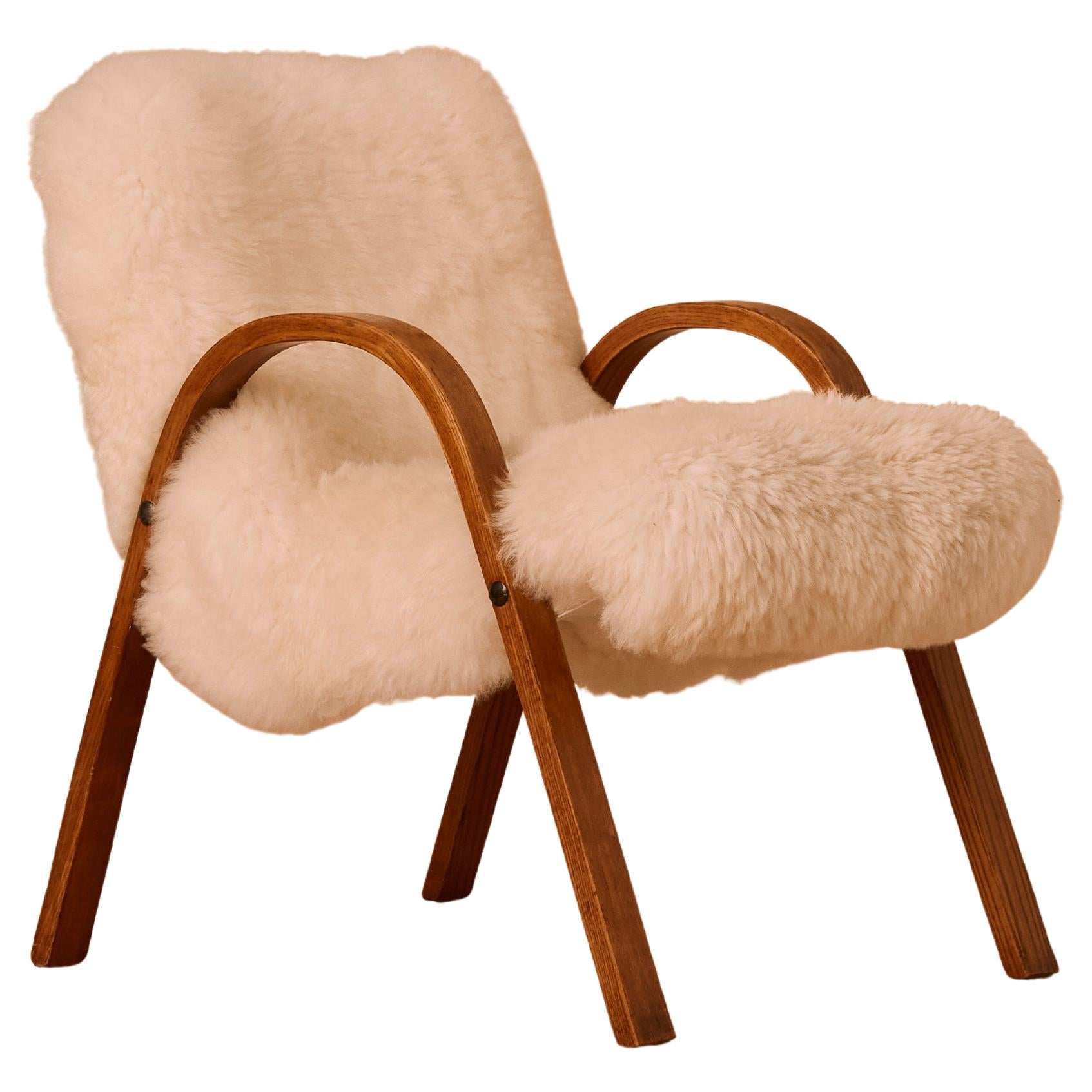 Chaise en bois avec arc en peau de mouton en vente