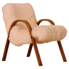 Chaise en bois avec arc en peau de mouton