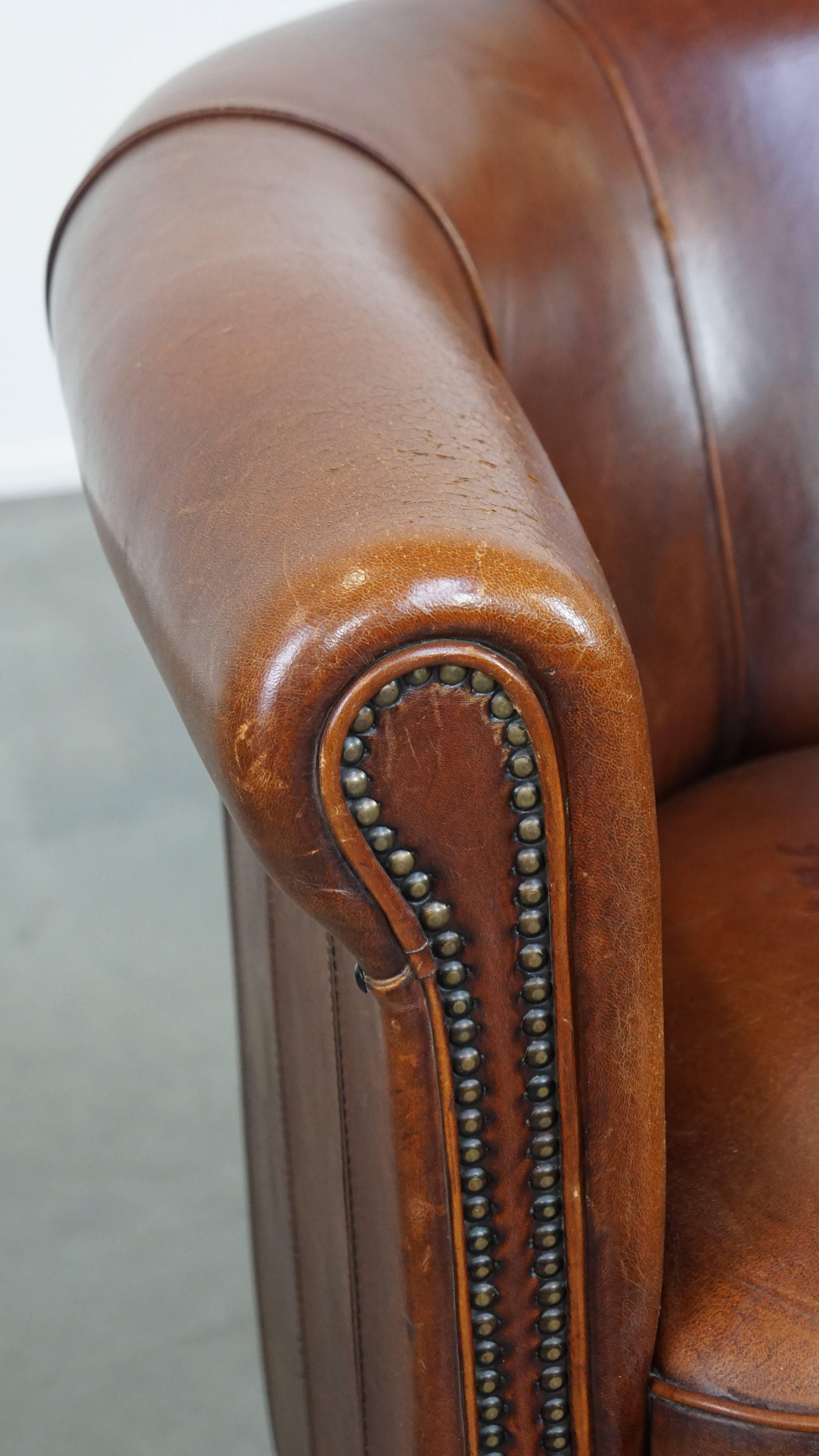 Sillón club de piel de oveja en un encantador color coñac con ribete en el respaldo en venta 6
