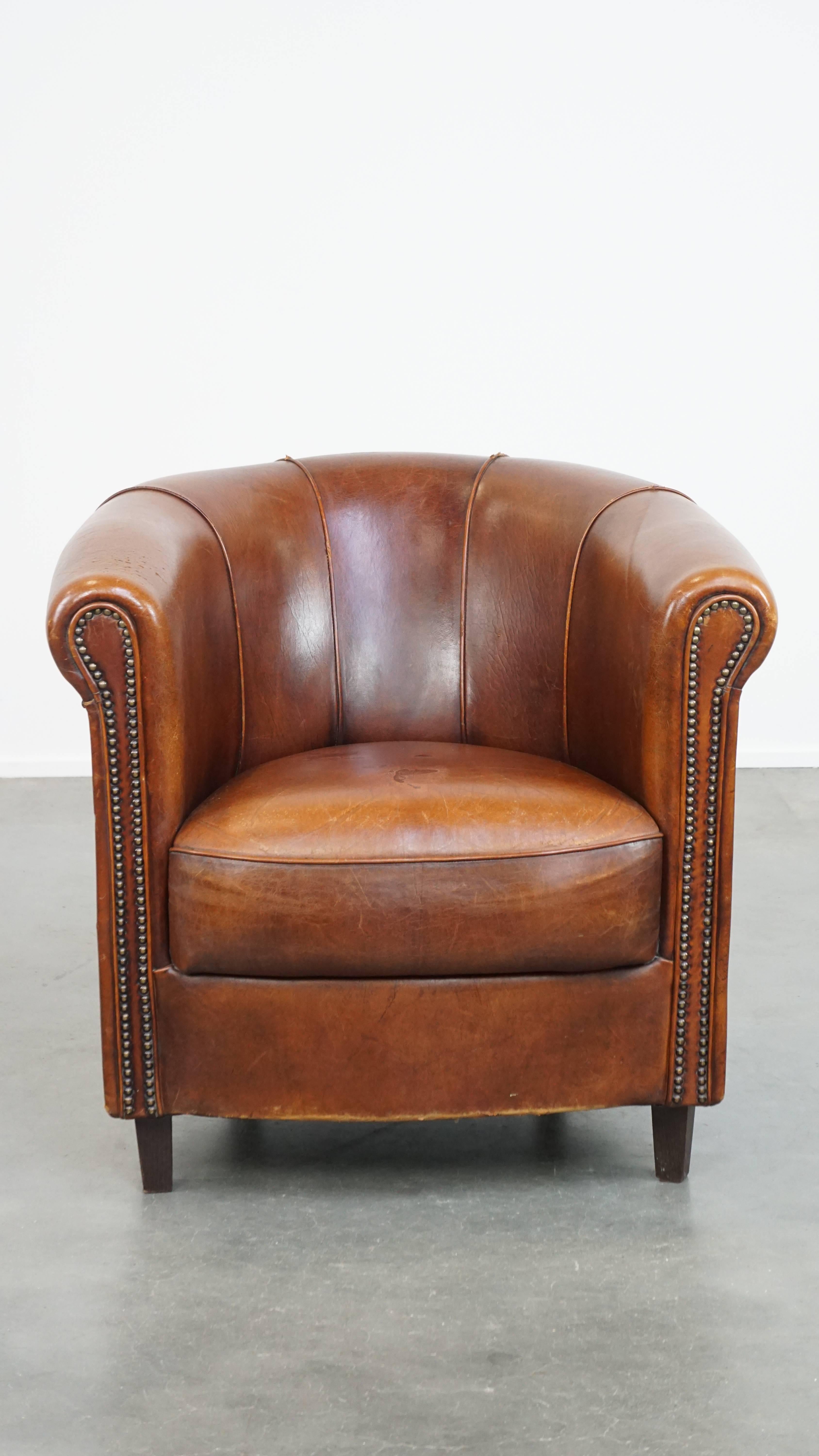 Este sillón club de piel de oveja tiene un encanto que, si de nosotros dependiera, enriquecería casi cualquier interior. Su color coñac y el ribete del respaldo también añaden un toque de robustez al carácter de este sillón club. Viene con un cojín