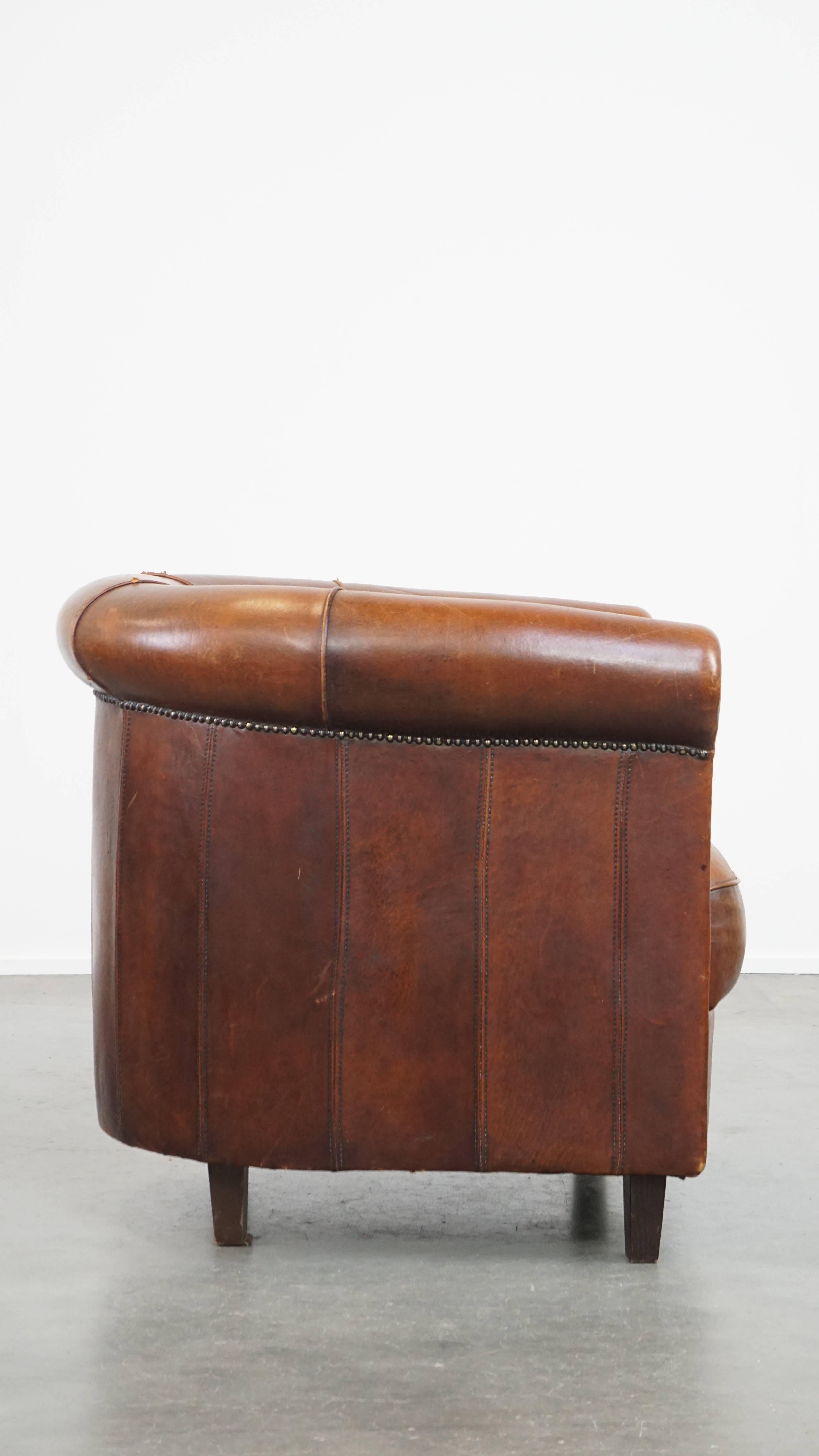 Sillón club de piel de oveja en un encantador color coñac con ribete en el respaldo Hecho a mano en venta