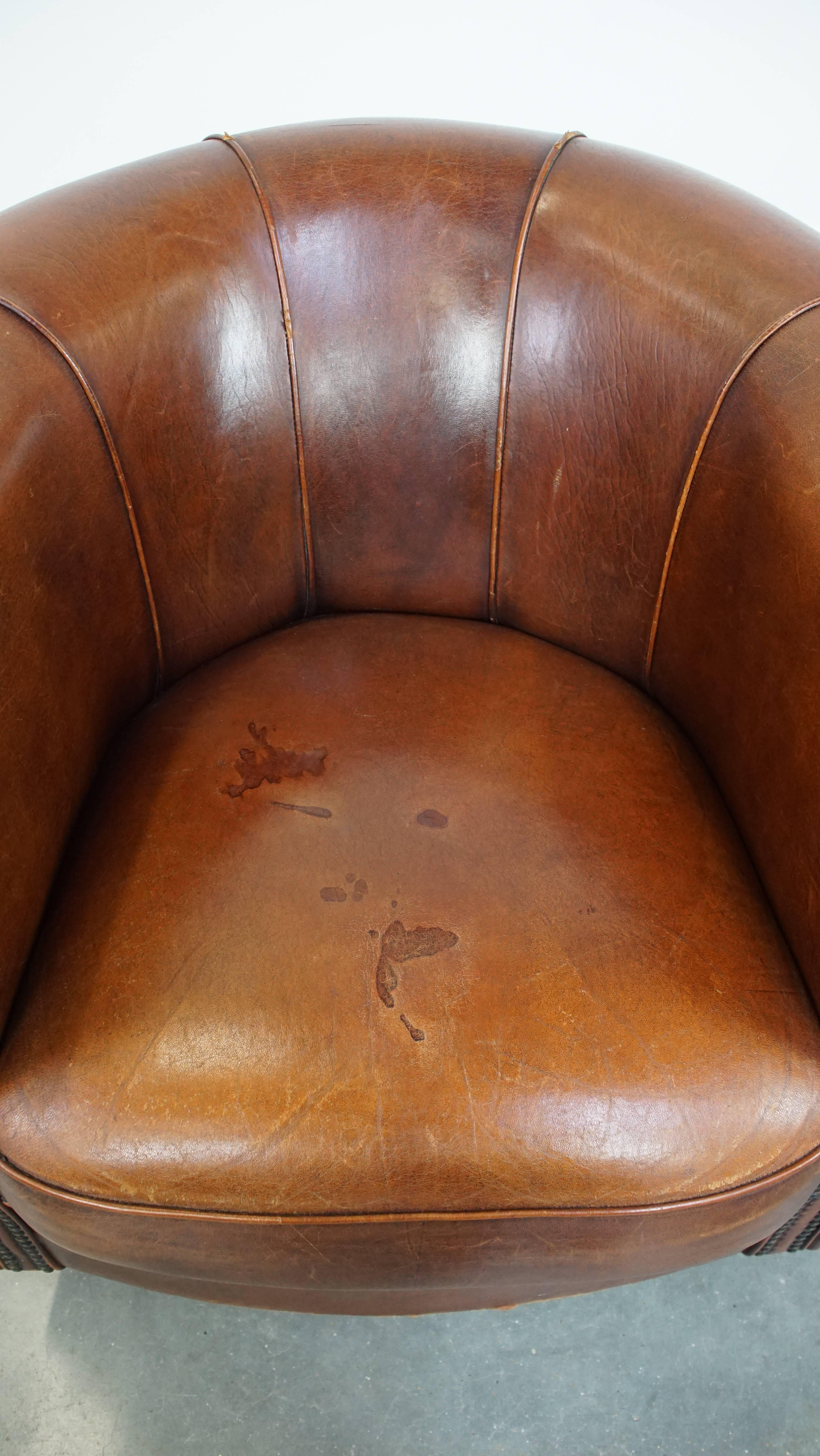 Sillón club de piel de oveja en un encantador color coñac con ribete en el respaldo Piel de carnero en venta