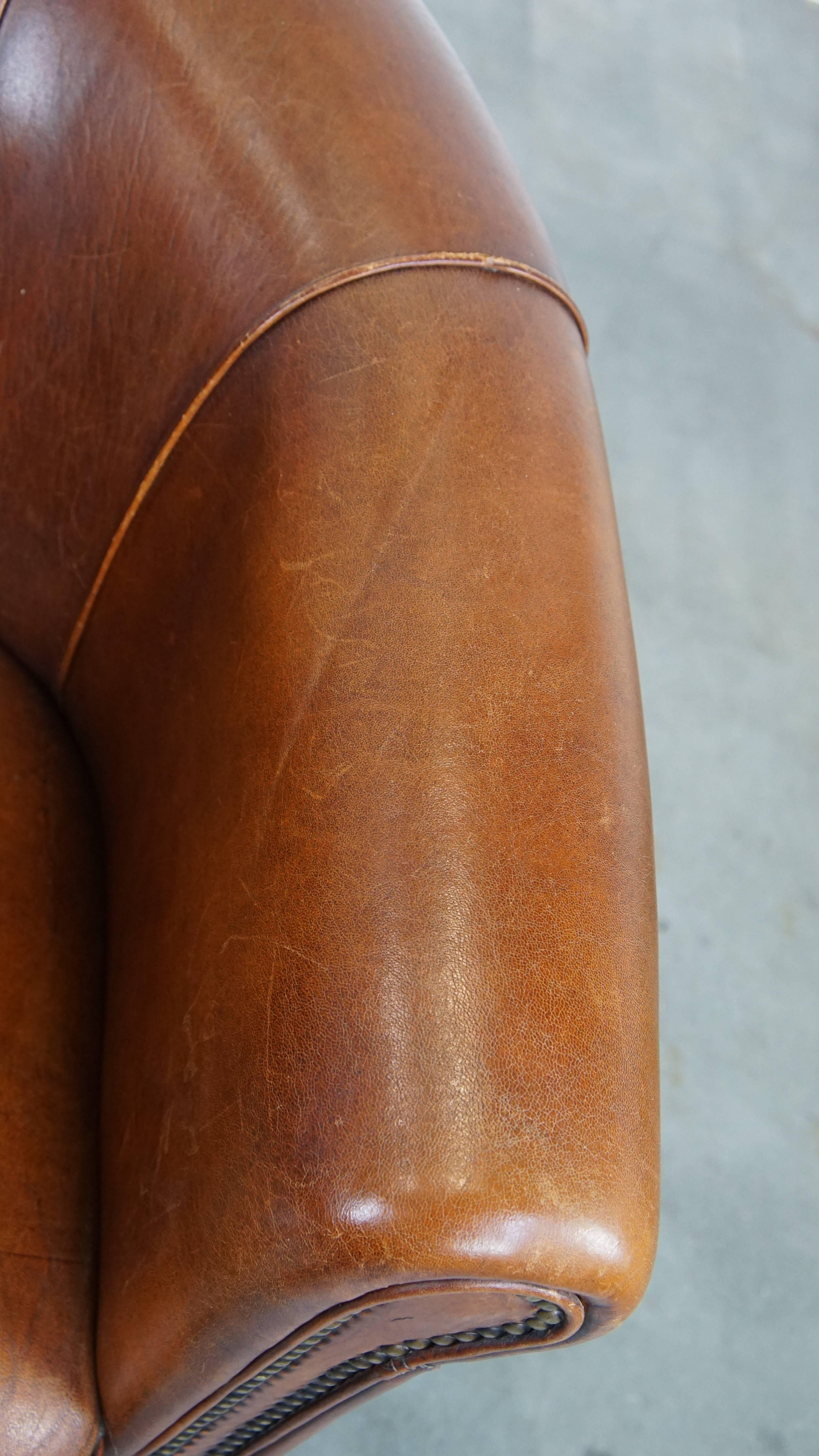 Sillón club de piel de oveja en un encantador color coñac con ribete en el respaldo en venta 2