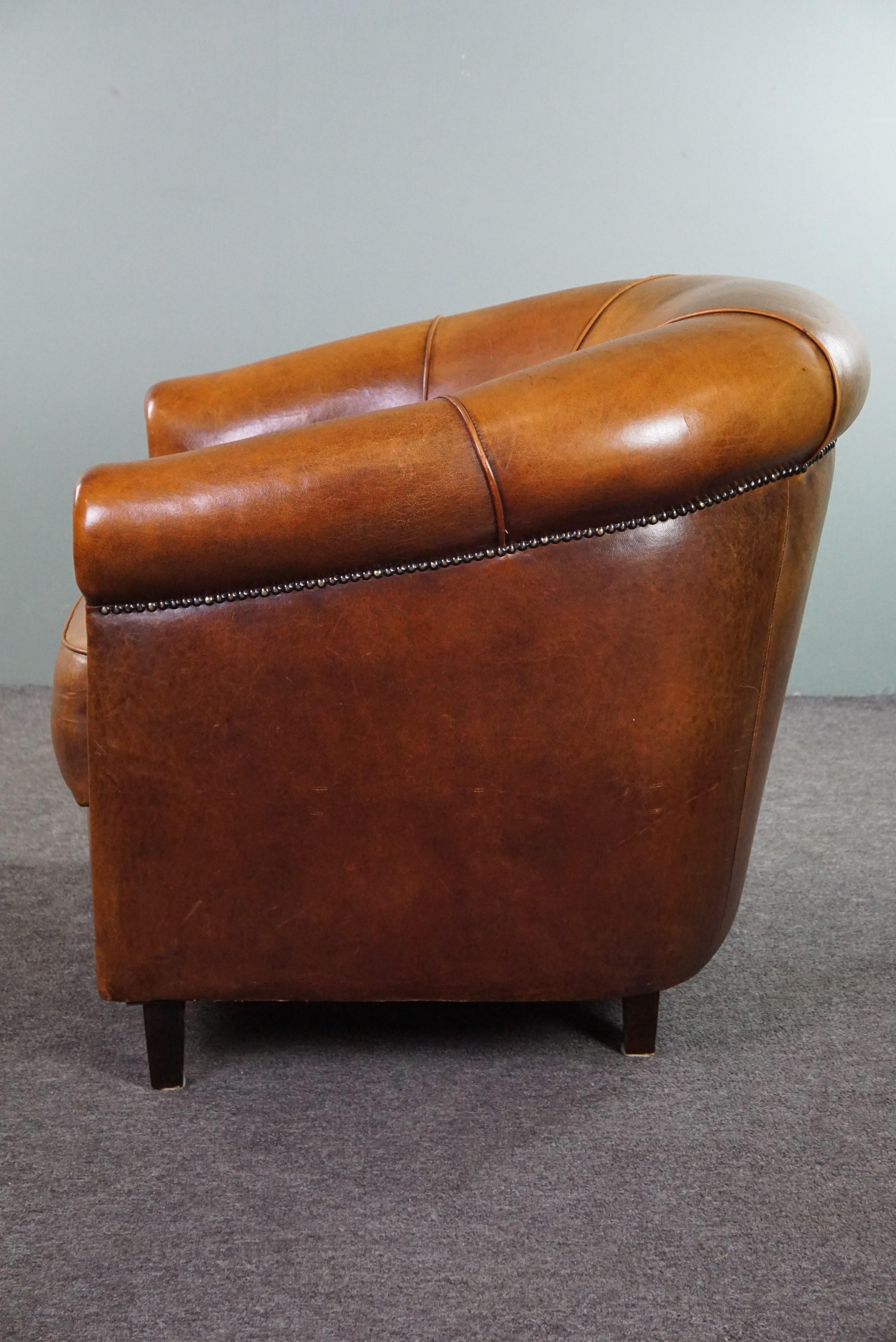 Offered is this sheepskin club armchair with a fixed seat cushion and beautiful colors.

This sheepskin club armchair is like a direct invitation to sit down. This is partly due to its inviting appearance; you'll want to sit in it immediately! With