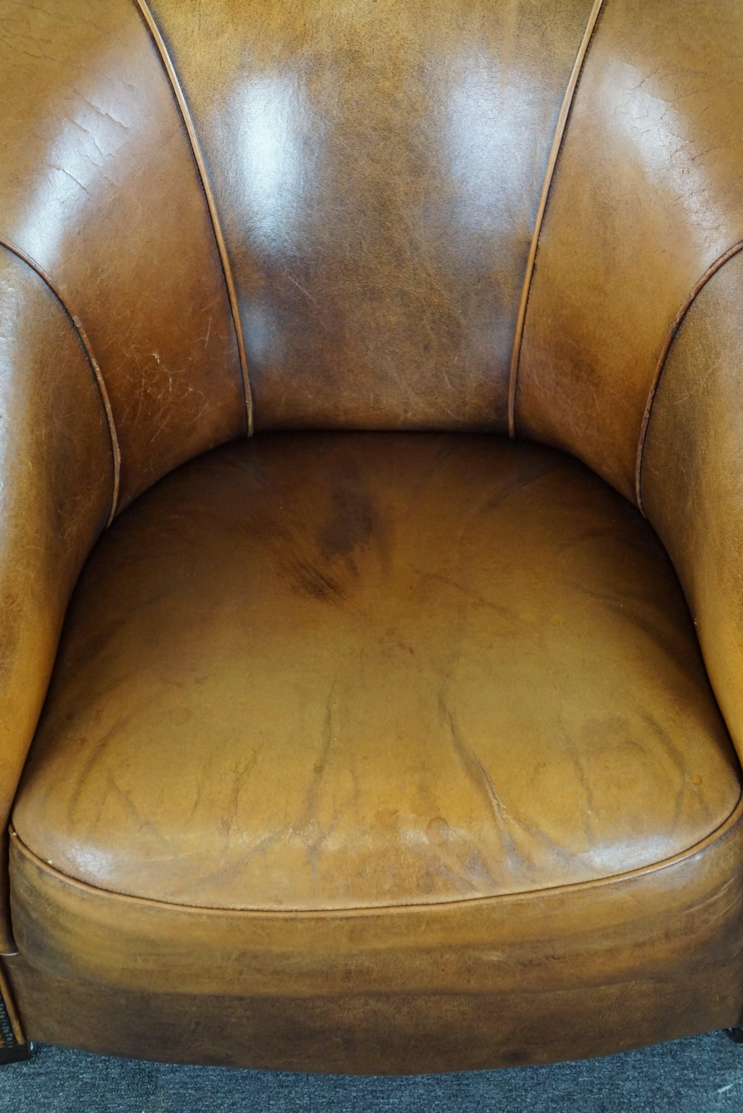 Sheepskin club armchair with a fixed seat cushion For Sale 3