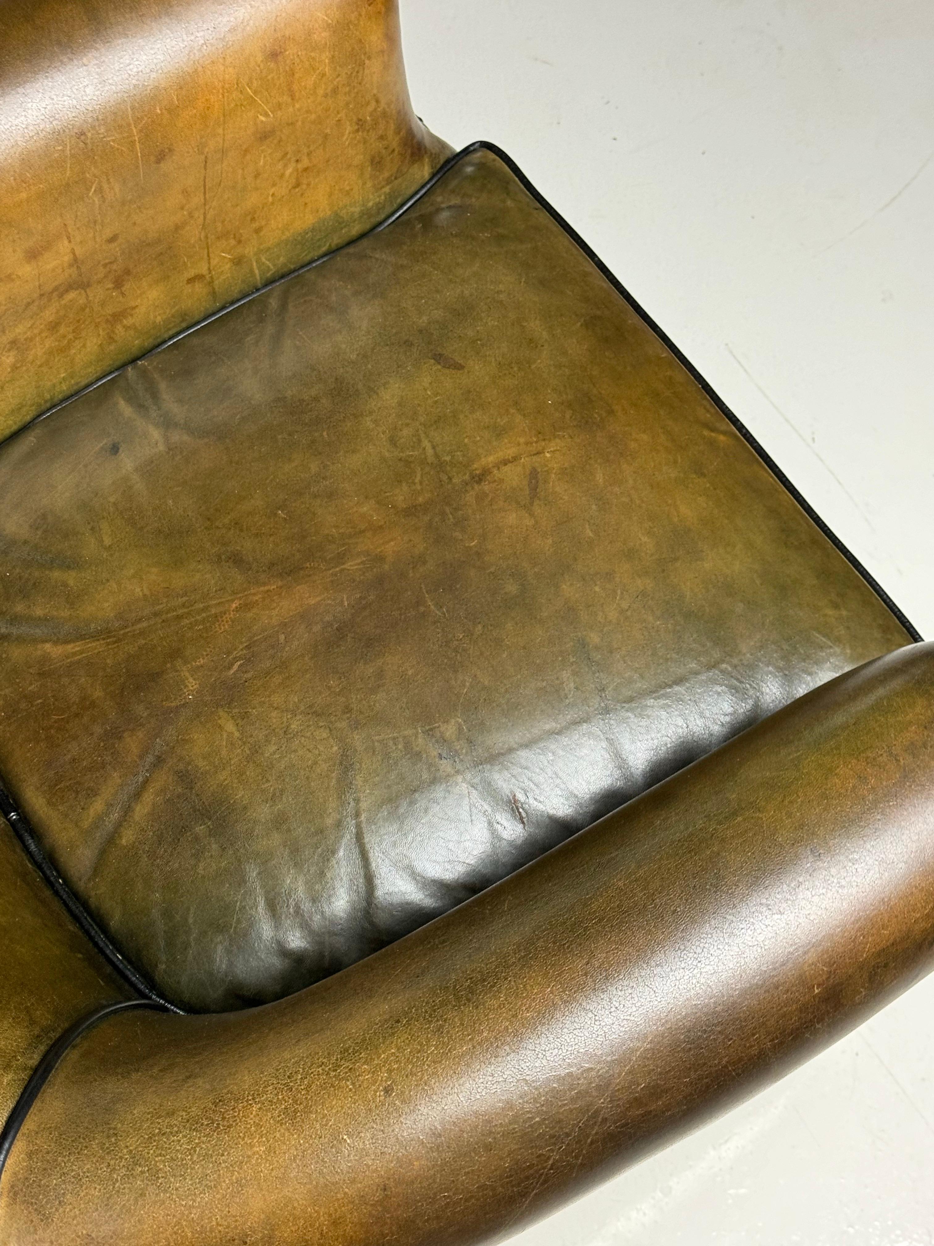 Sheepskin leather club chair / armchair. Fantastic colour and patina. With beautiful black piping all around. Lovely seating comfort. The armchair is in perfect original condition.

Dimensions: 77W x 75d x 86h
43sh

Ca. 50kg