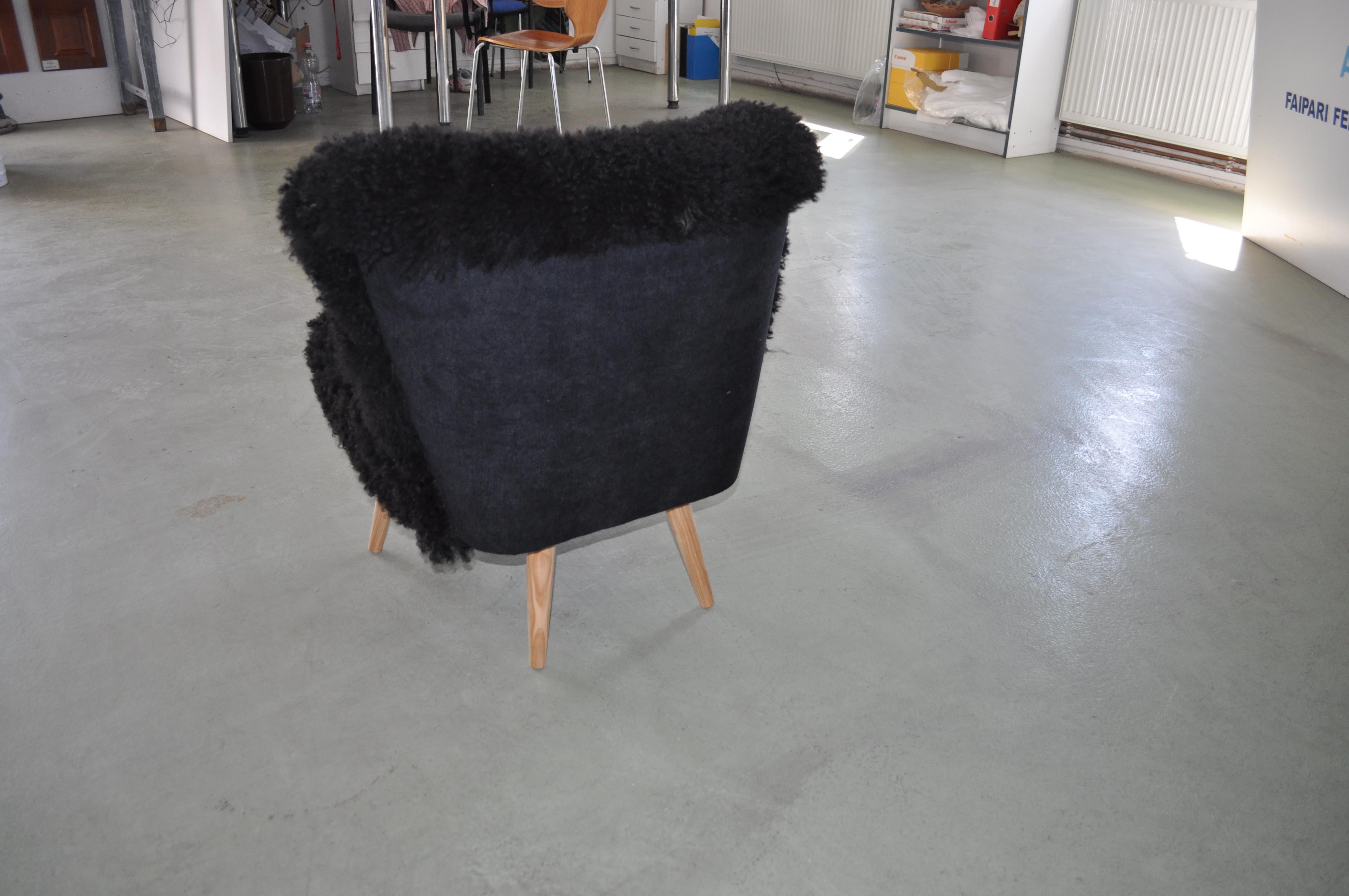 Sheepskin cocktail club chair.
New chair, black sheepskin and beech legs.
This has been reupholstered with black lambs-skin. A very exceptional club chair reupholstered with a sheepskin fur. Solid ash legs.
This beautiful chair would look lovely