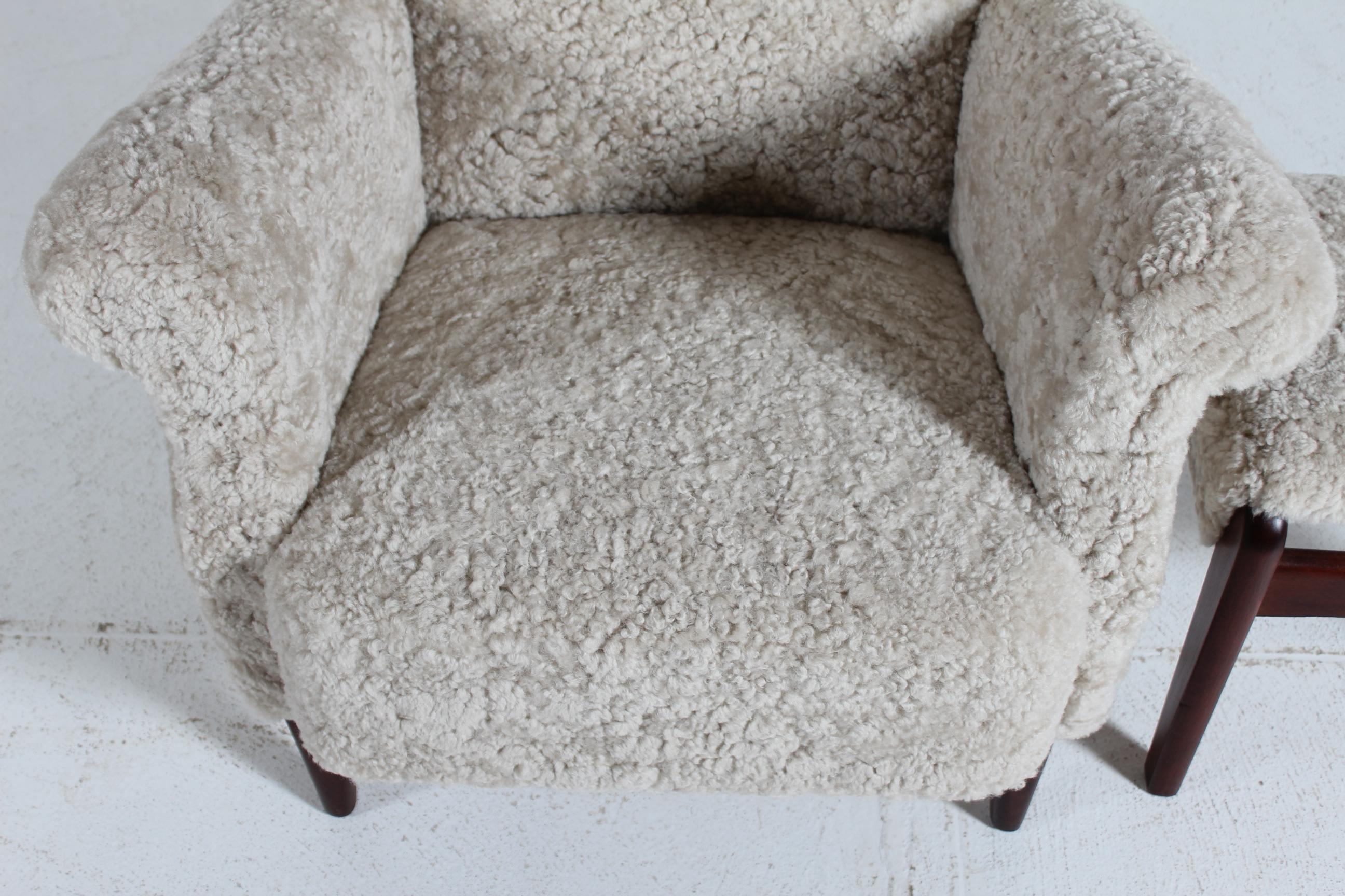 Sheepskin Fritz Hansen Wingback Lounge Chair model FH 8023 with Stool 1950 For Sale 3