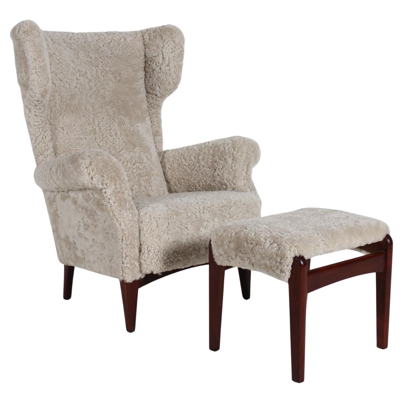 FH 8023 Danish modern wingback chair with stool manufactured by Fritz Hansen.
The comfortable chair and stool is upholstered with new sheepskin.
The legs are made of dark stained wood with the looks of teak.

Measurements stool
Height 41 cm
Width 40