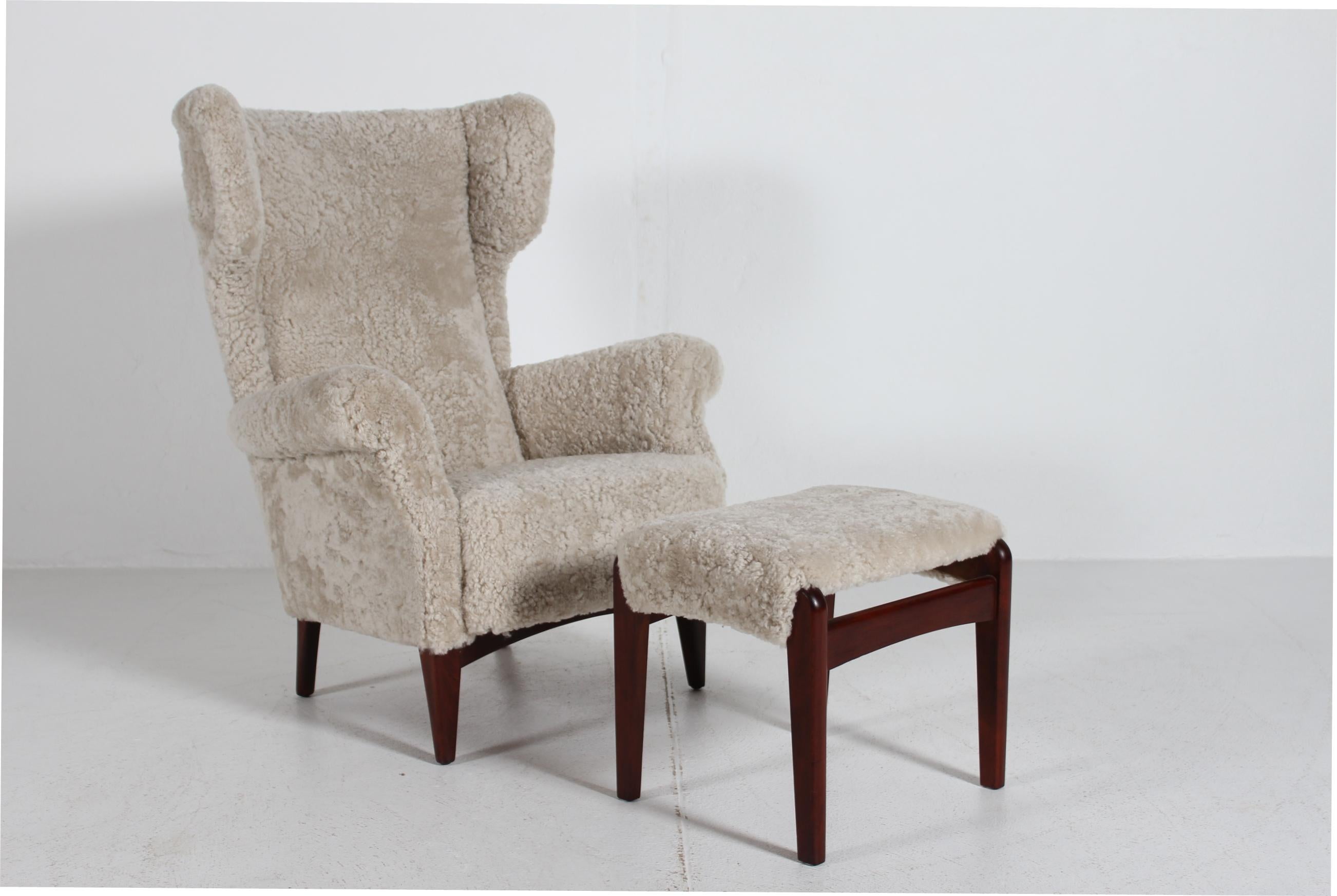Mid-Century Modern Sheepskin Fritz Hansen Wingback Lounge Chair model FH 8023 with Stool 1950 For Sale