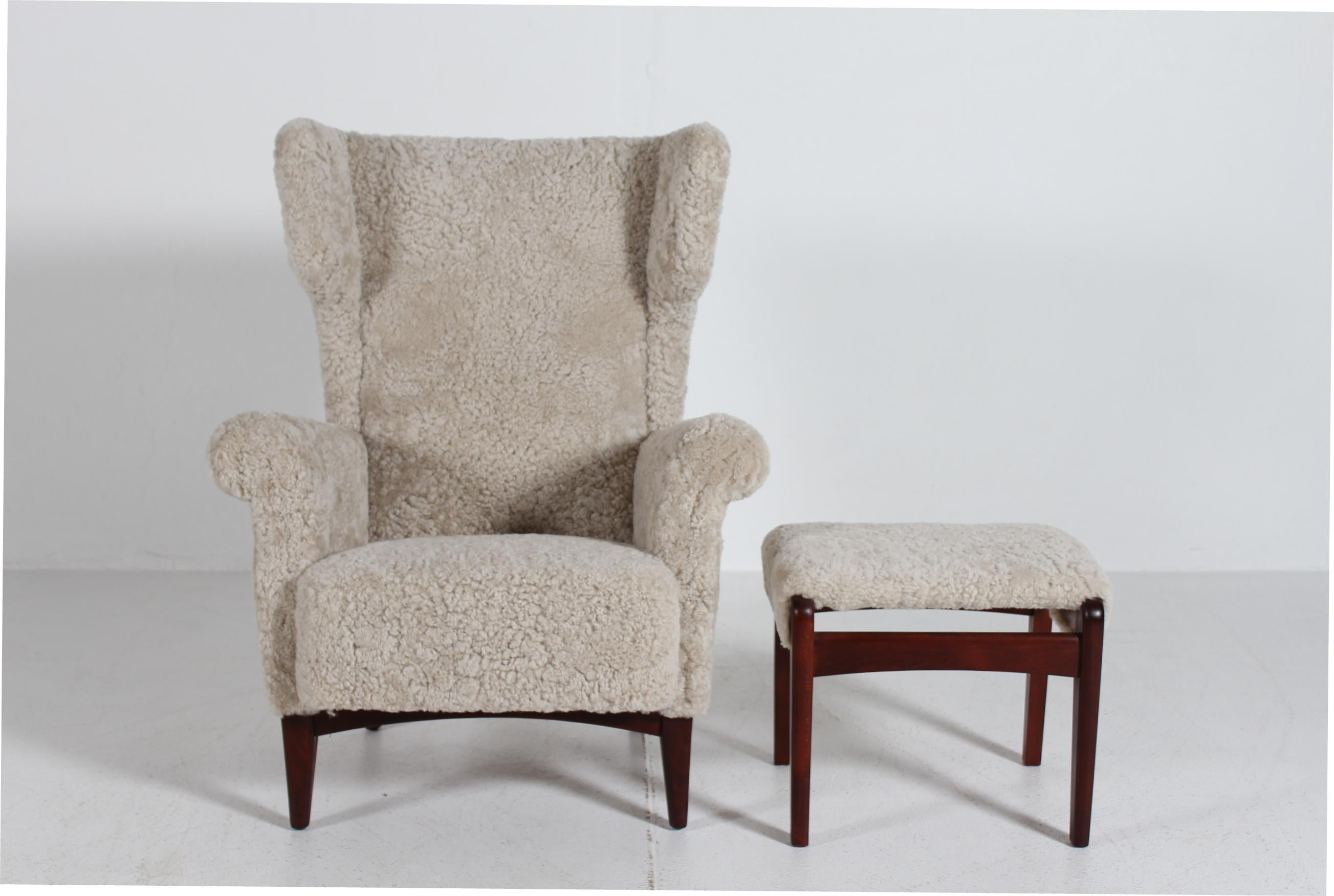 Sheepskin Fritz Hansen Wingback Lounge Chair model FH 8023 with Stool 1950 In Good Condition For Sale In Silkeborg, Silkeborg
