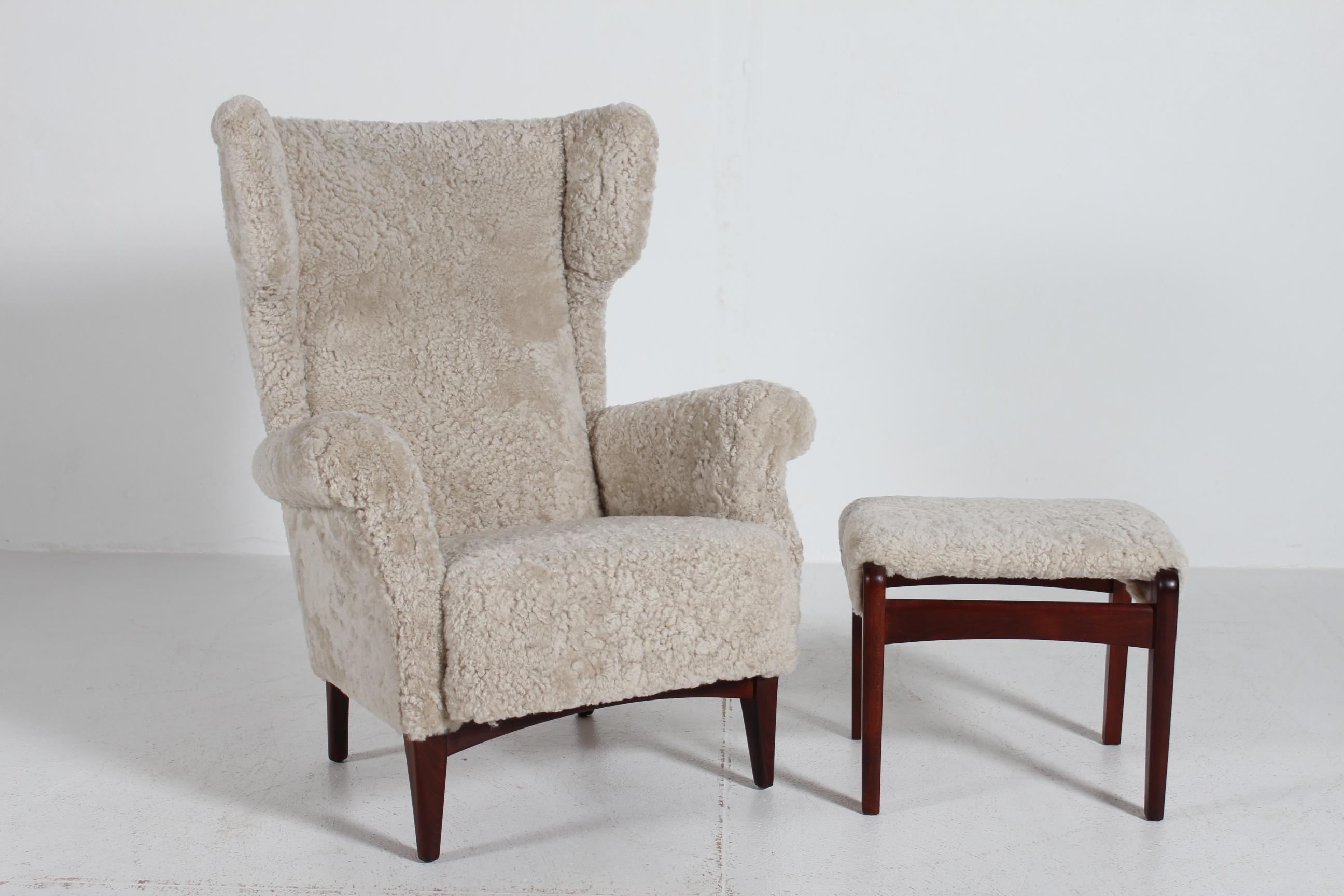 Sheepskin Fritz Hansen Wingback Lounge Chair model FH 8023 with Stool 1950 For Sale 1