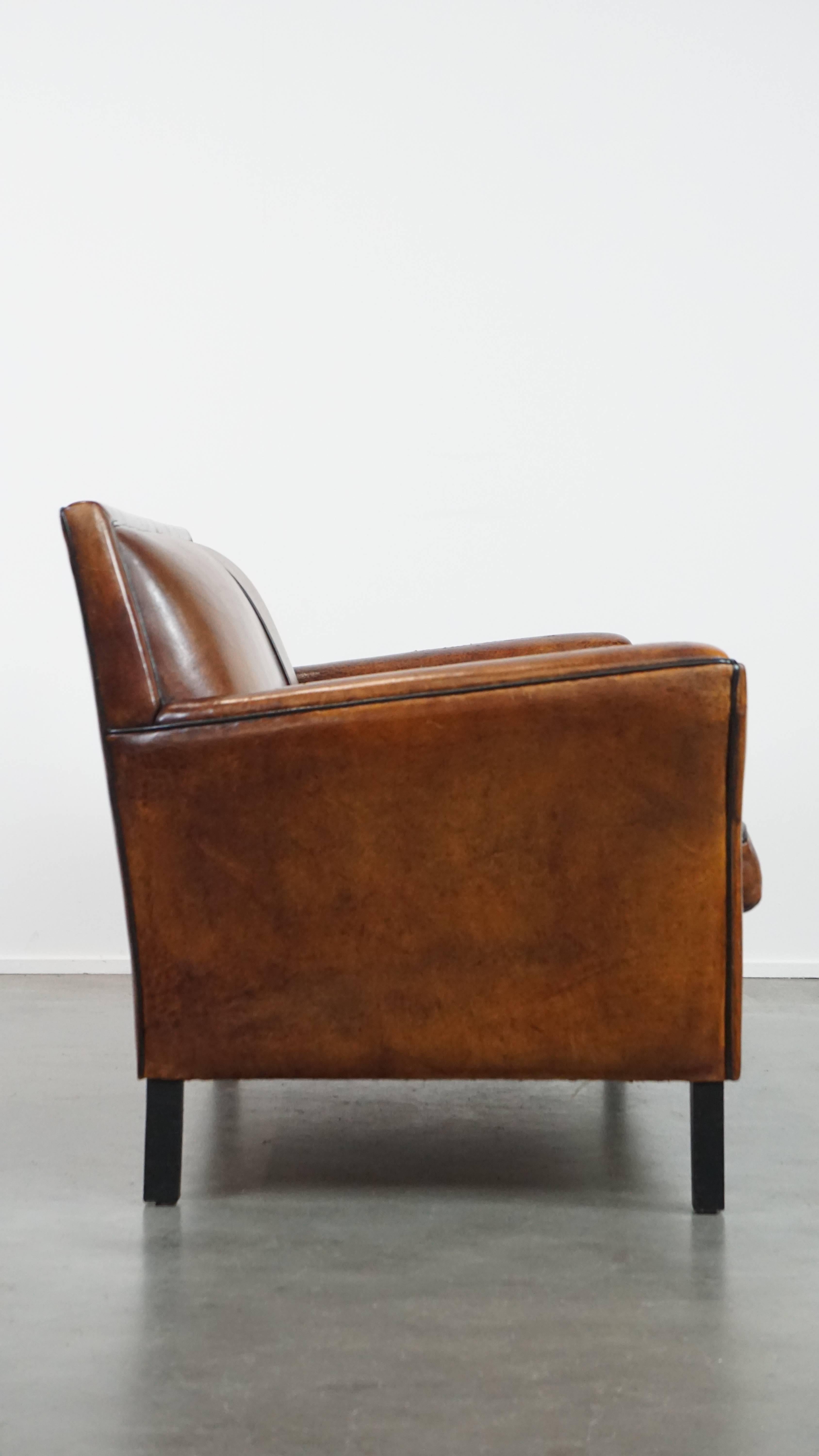 Nous vous proposons ici un élégant canapé Art Déco 2 places en cuir de mouton, avec d'élégants passepoils noirs. Cette superbe pièce Art déco en cuir de mouton s'intègre sans effort dans presque tous les intérieurs. Il ajoute une touche d'élégance