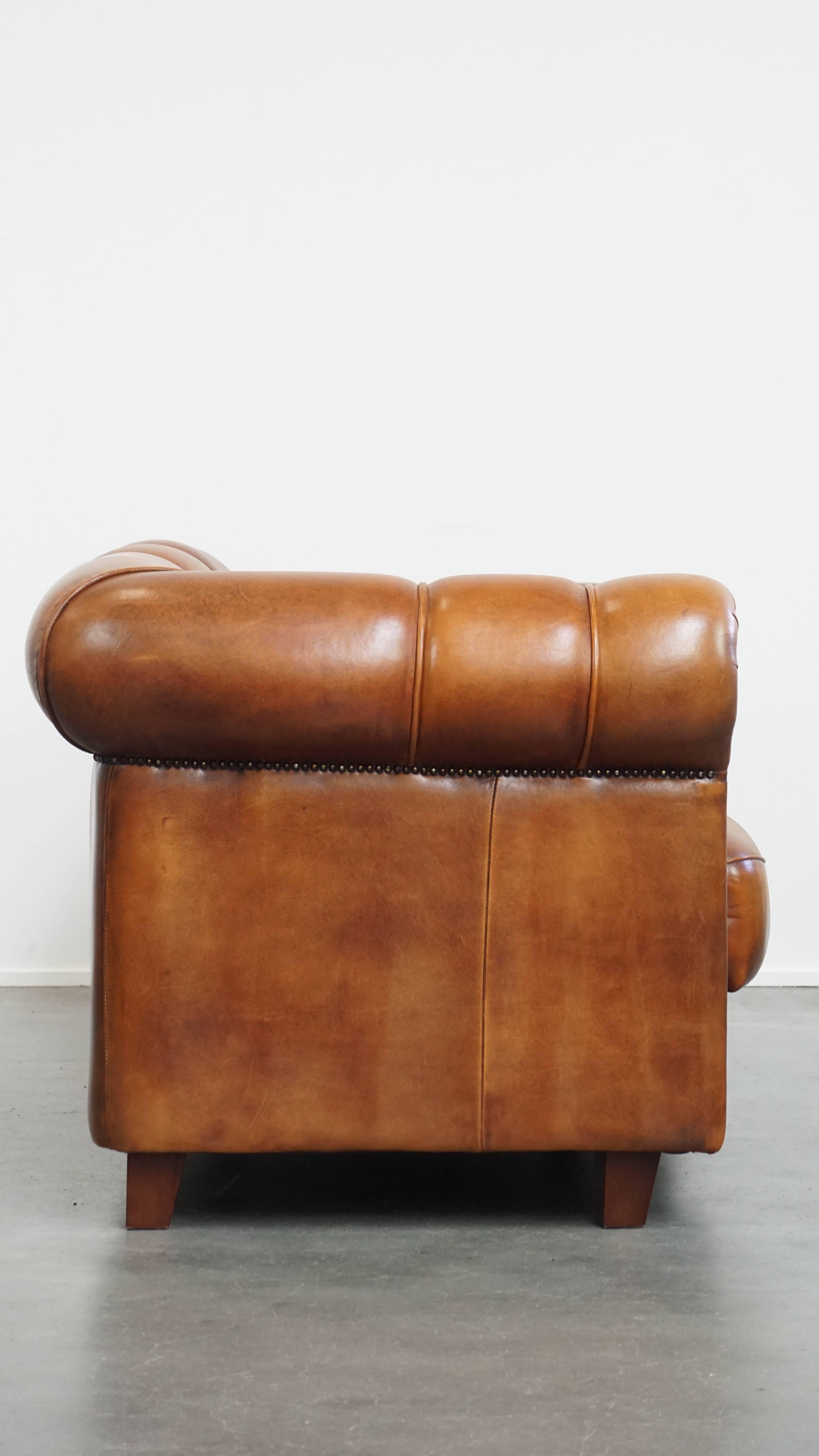 Nous vous proposons ce superbe canapé design 2,5 places en cuir de mouton, doté de superbes finitions et de détails élégants. 

Cette pièce charmante et élégante est fabriquée en cuir de mouton et bénéficie d'un savoir-faire raffiné et d'éléments de