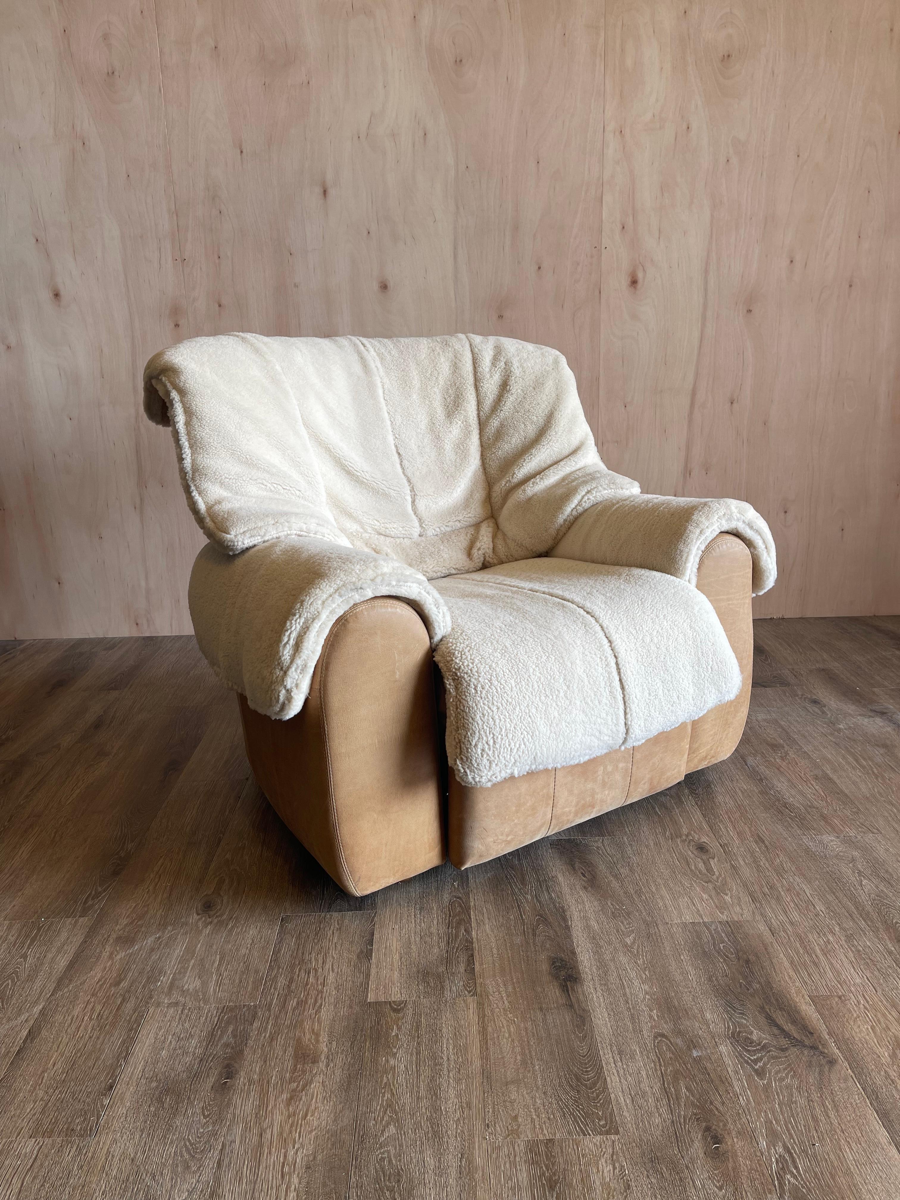 Absolutely the perfect chairs for fireplace sitting, mountain home, Lake House or chalet! Anywhere you need pure cosy comfort, they will fit the bill hands down!
Beautifully reupholstered in natural tone leather and super soft European shearling.