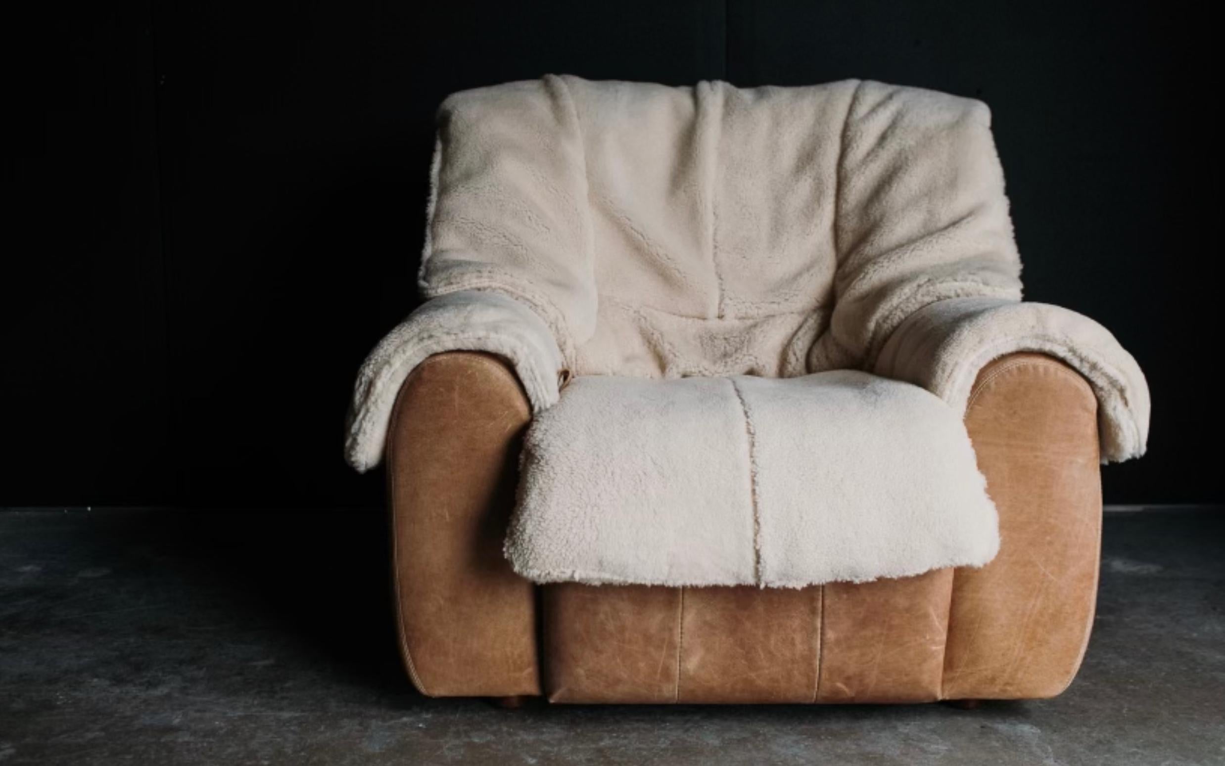 Absolutely the perfect chairs for fireplace sitting, mountain home, Lake House or chalet! Anywhere you need pure cosy comfort, they will fit the bill hands down!
Beautifully reupholstered in natural tone leather and super soft European shearling.