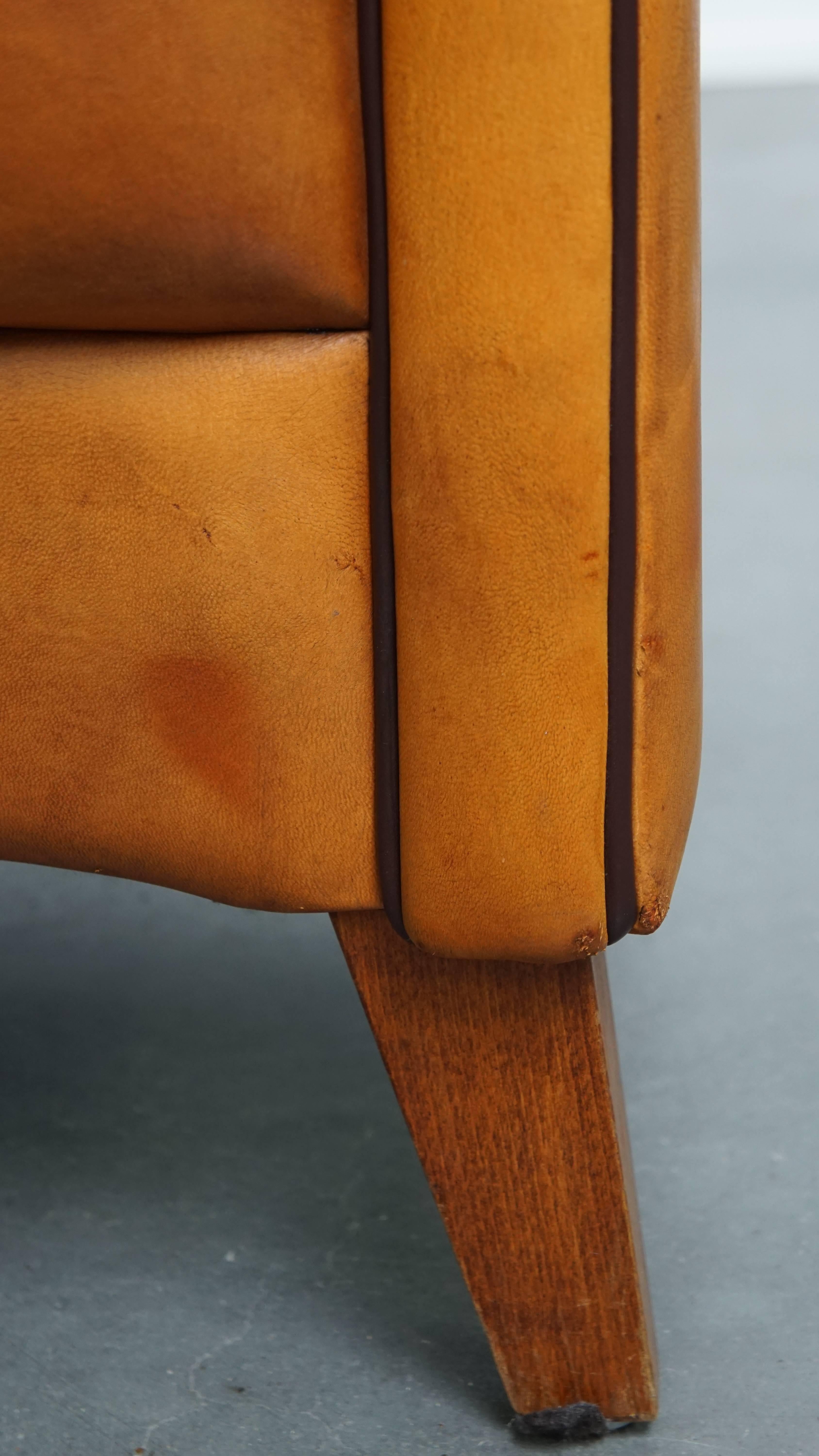 Sillón de piel de oveja y ribetes marrón oscuro en venta 4