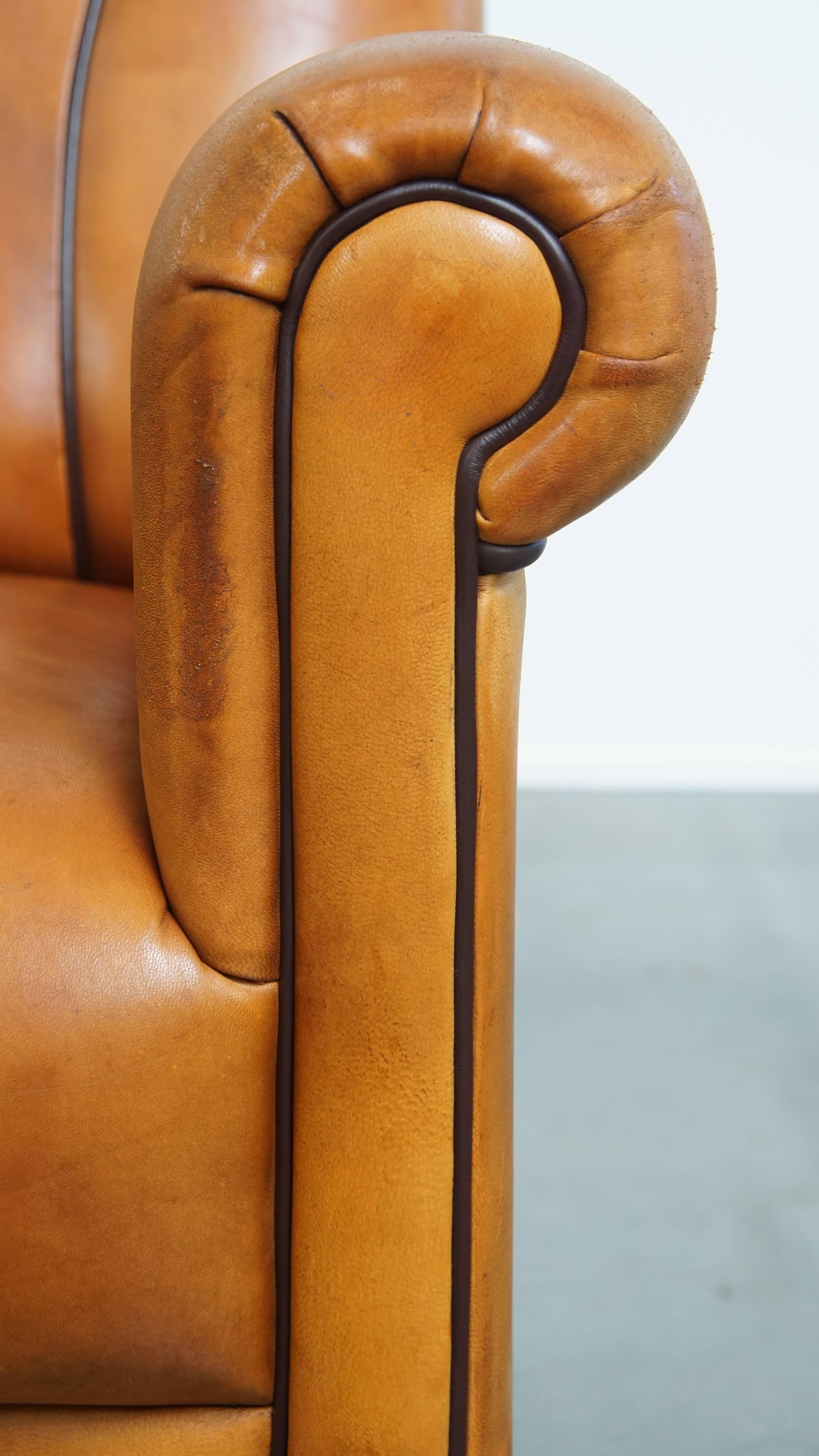 Sillón de piel de oveja y ribetes marrón oscuro en venta 5