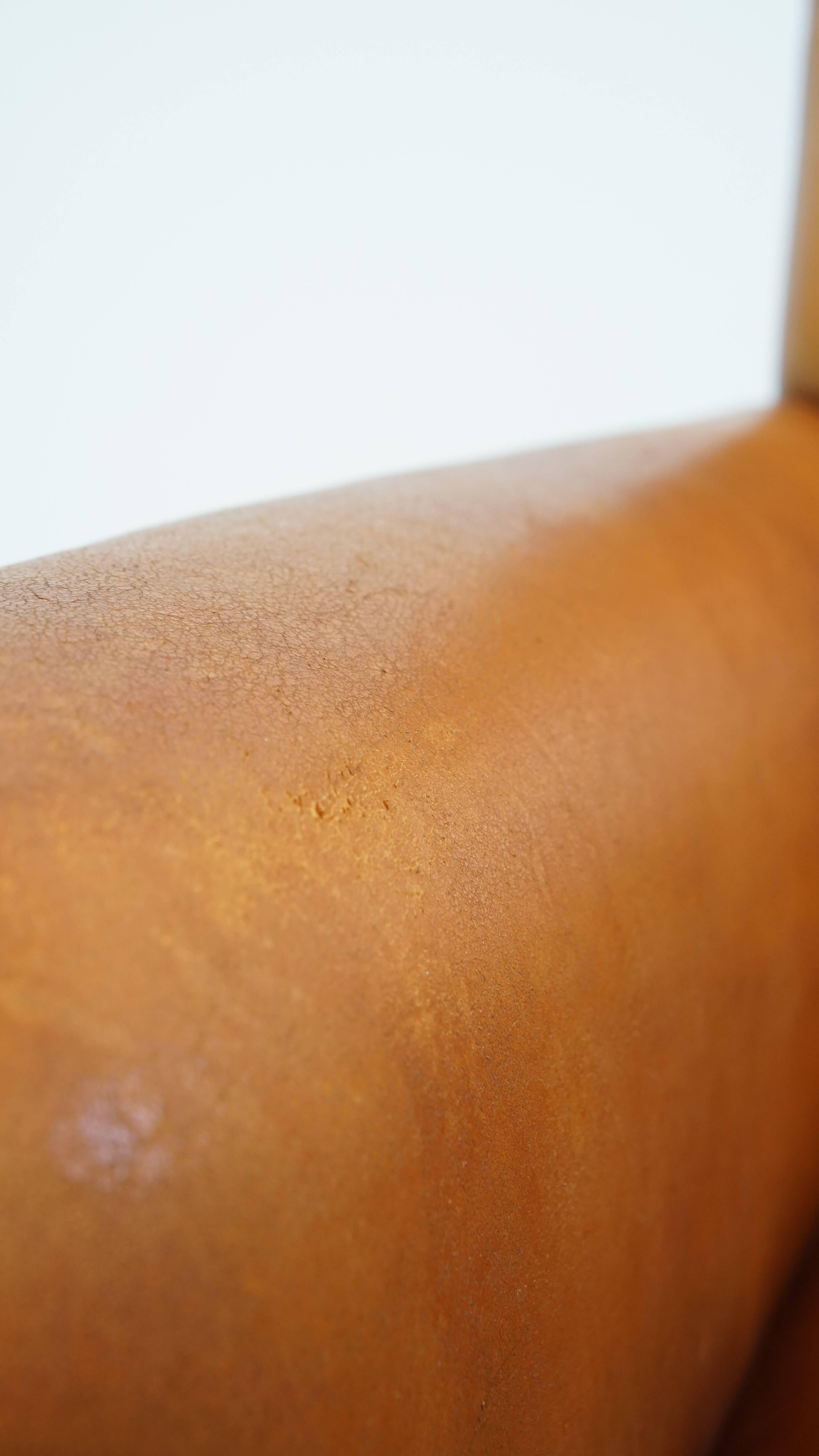 Sillón de piel de oveja y ribetes marrón oscuro en venta 6
