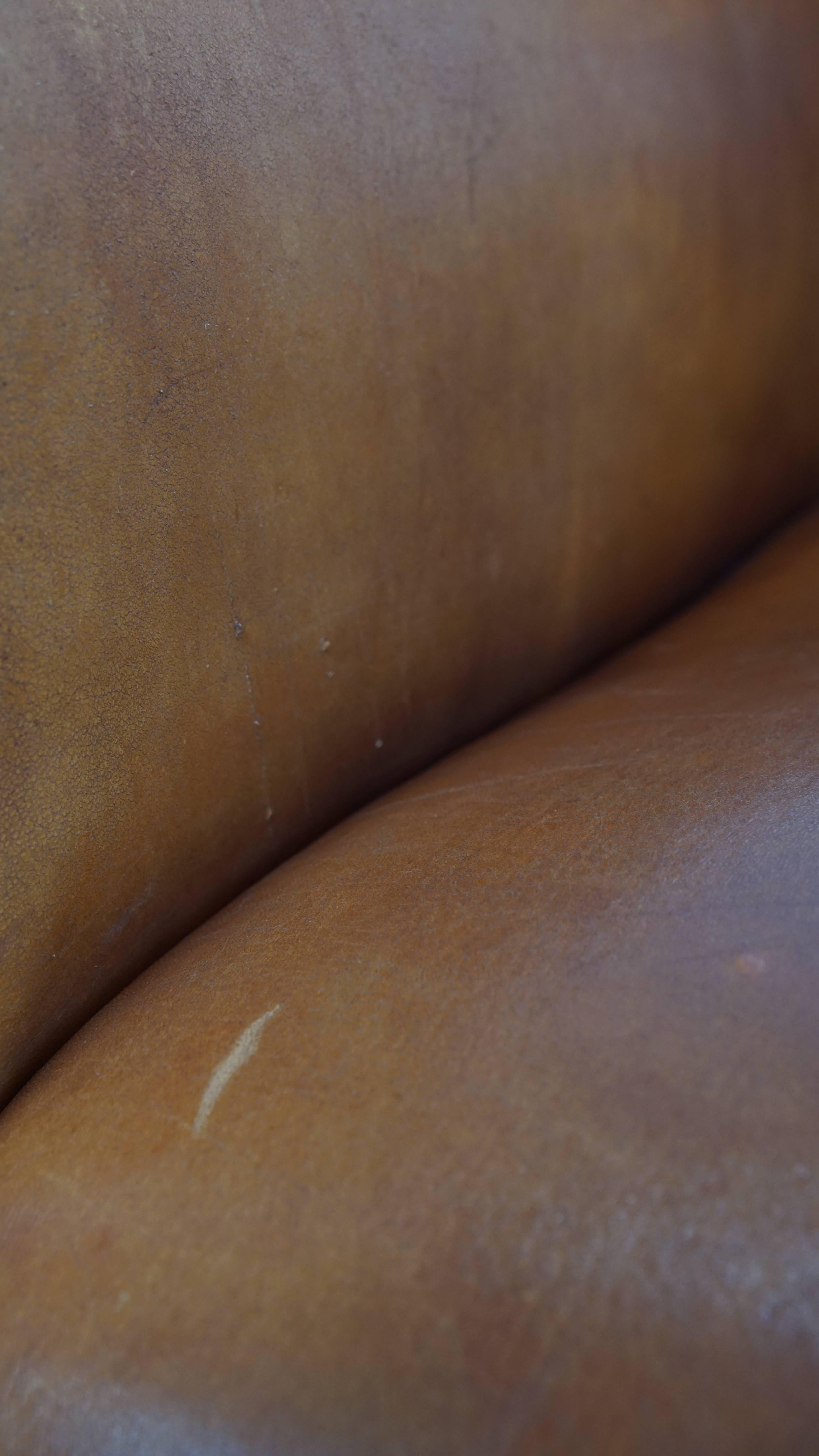 Sillón de piel de oveja y ribetes marrón oscuro en venta 7