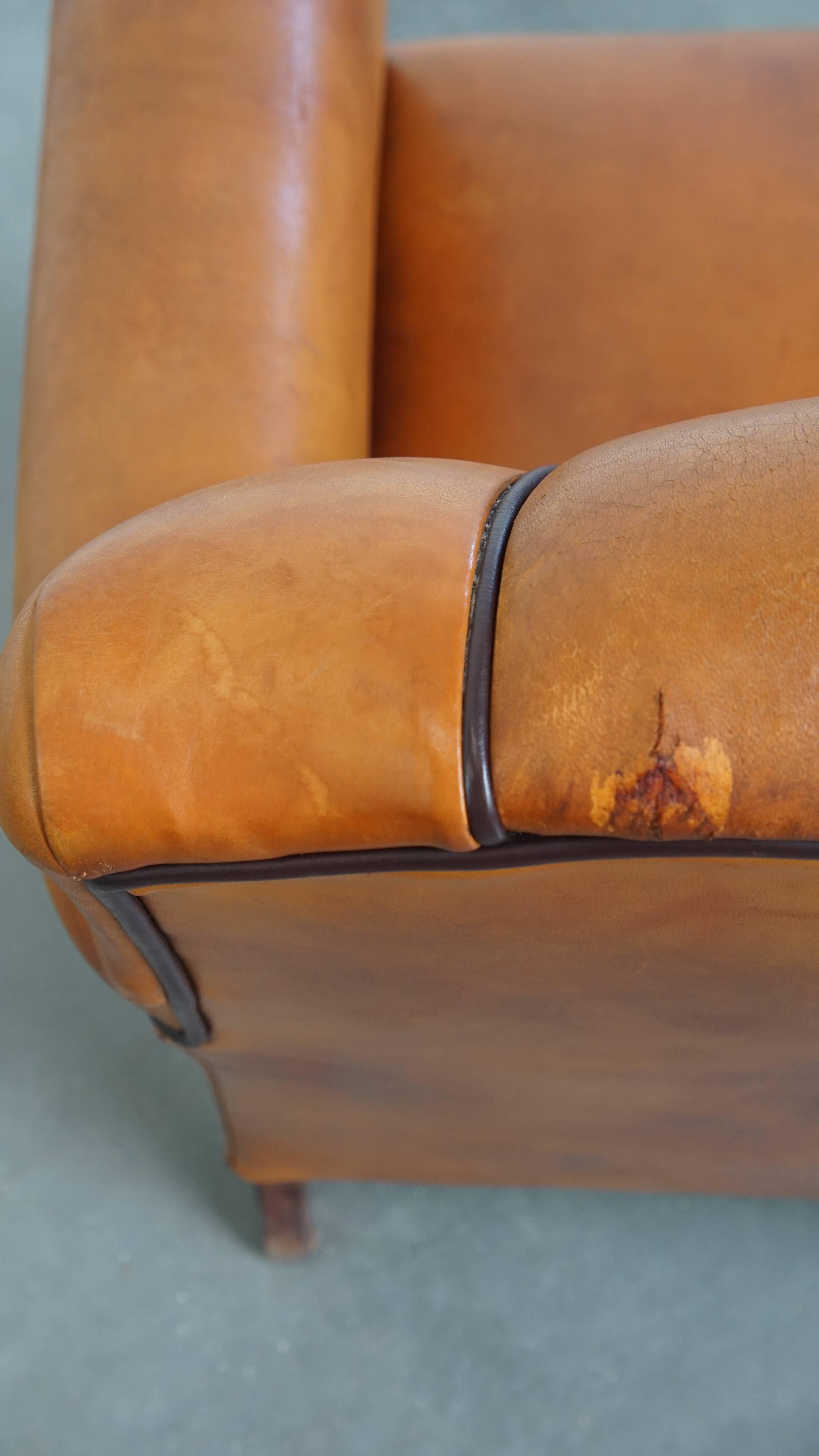 Sillón de piel de oveja y ribetes marrón oscuro en venta 8