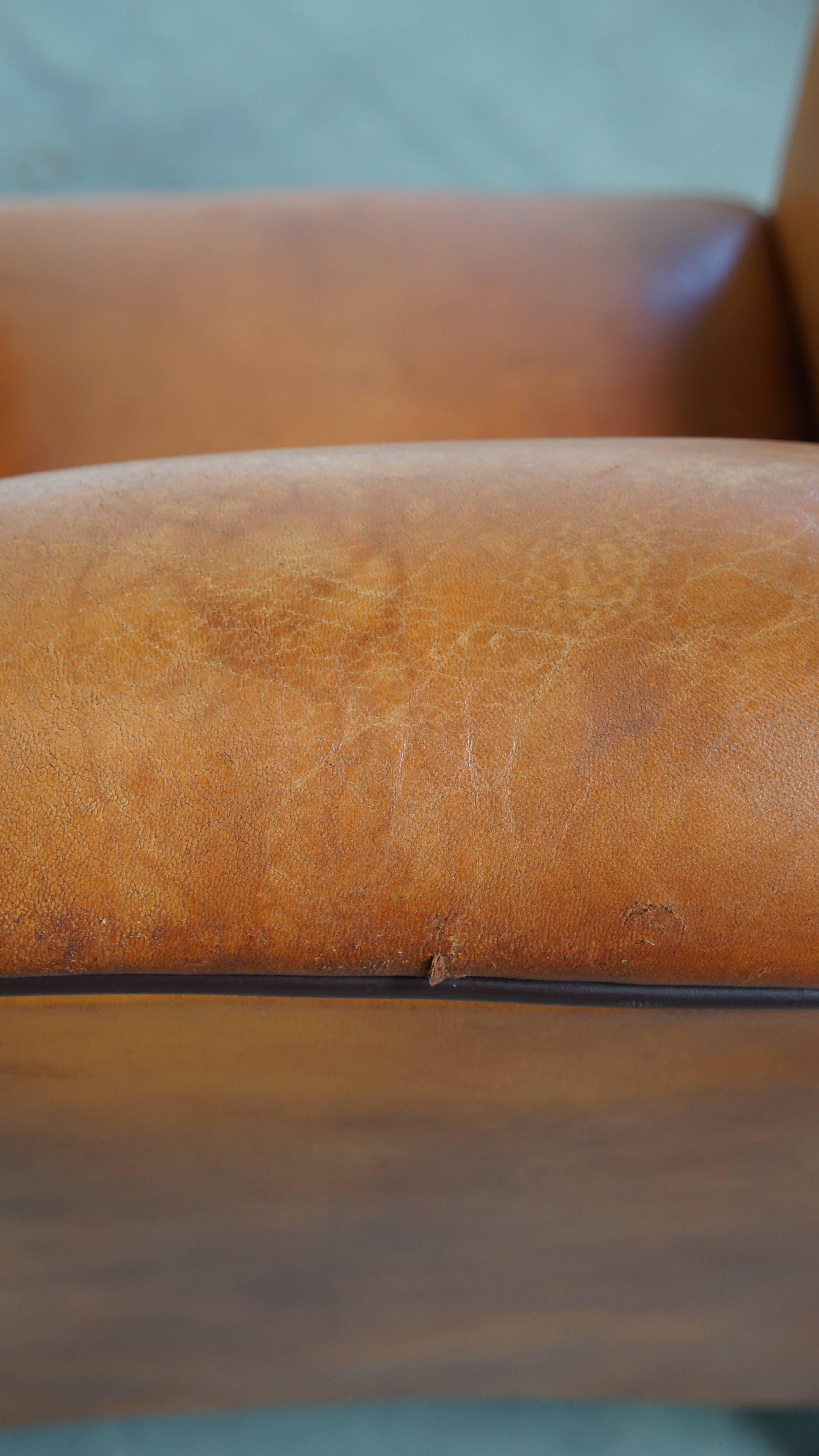 Sillón de piel de oveja y ribetes marrón oscuro en venta 9