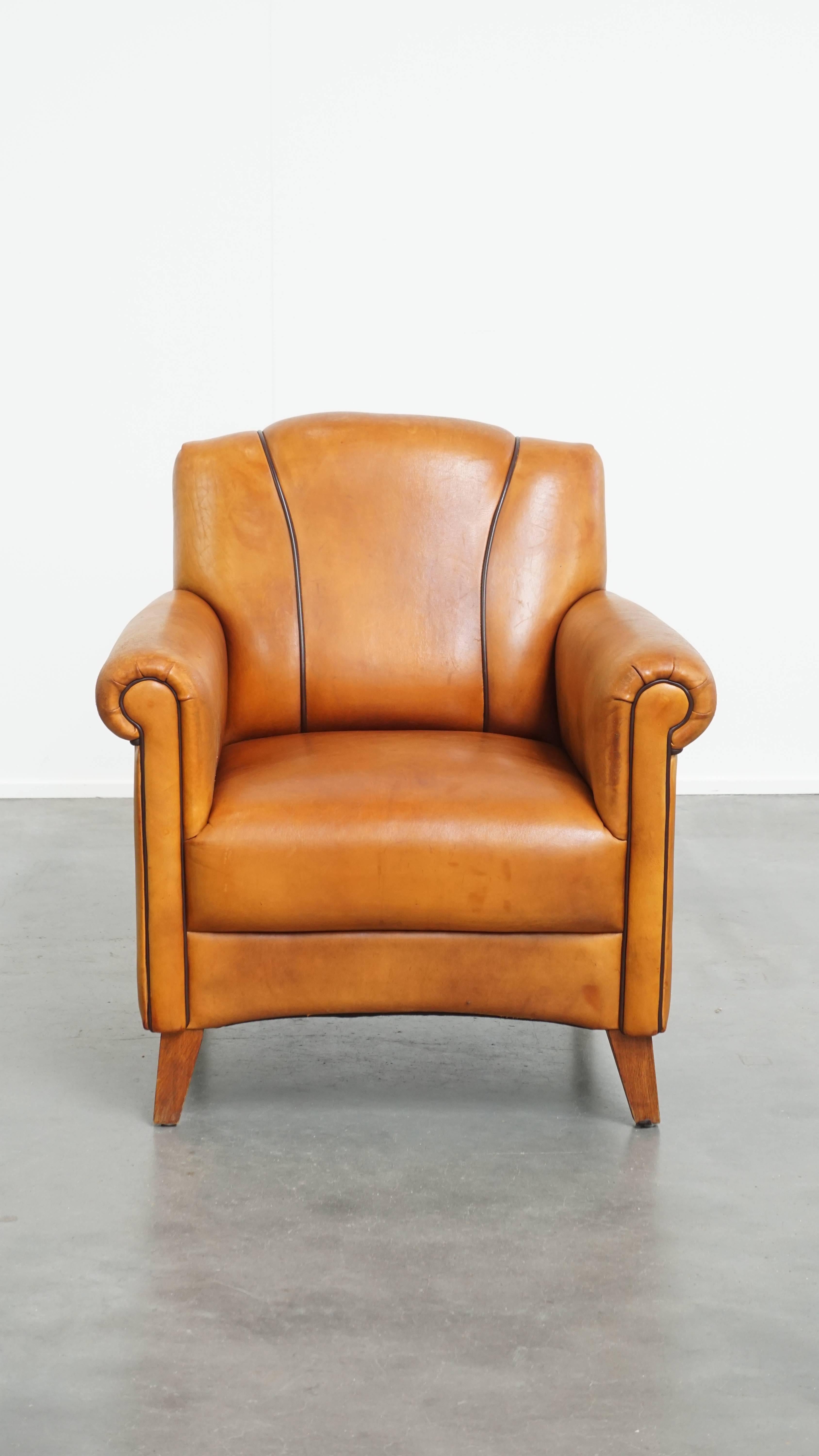 Aquí tienes este precioso sillón de diseño en piel de cordero con un lujoso acabado y ribetes en marrón oscuro.

Este elegante sillón de piel de cordero es un gran complemento para casi cualquier interior. Tiene un cojín fijo en el asiento y ofrece