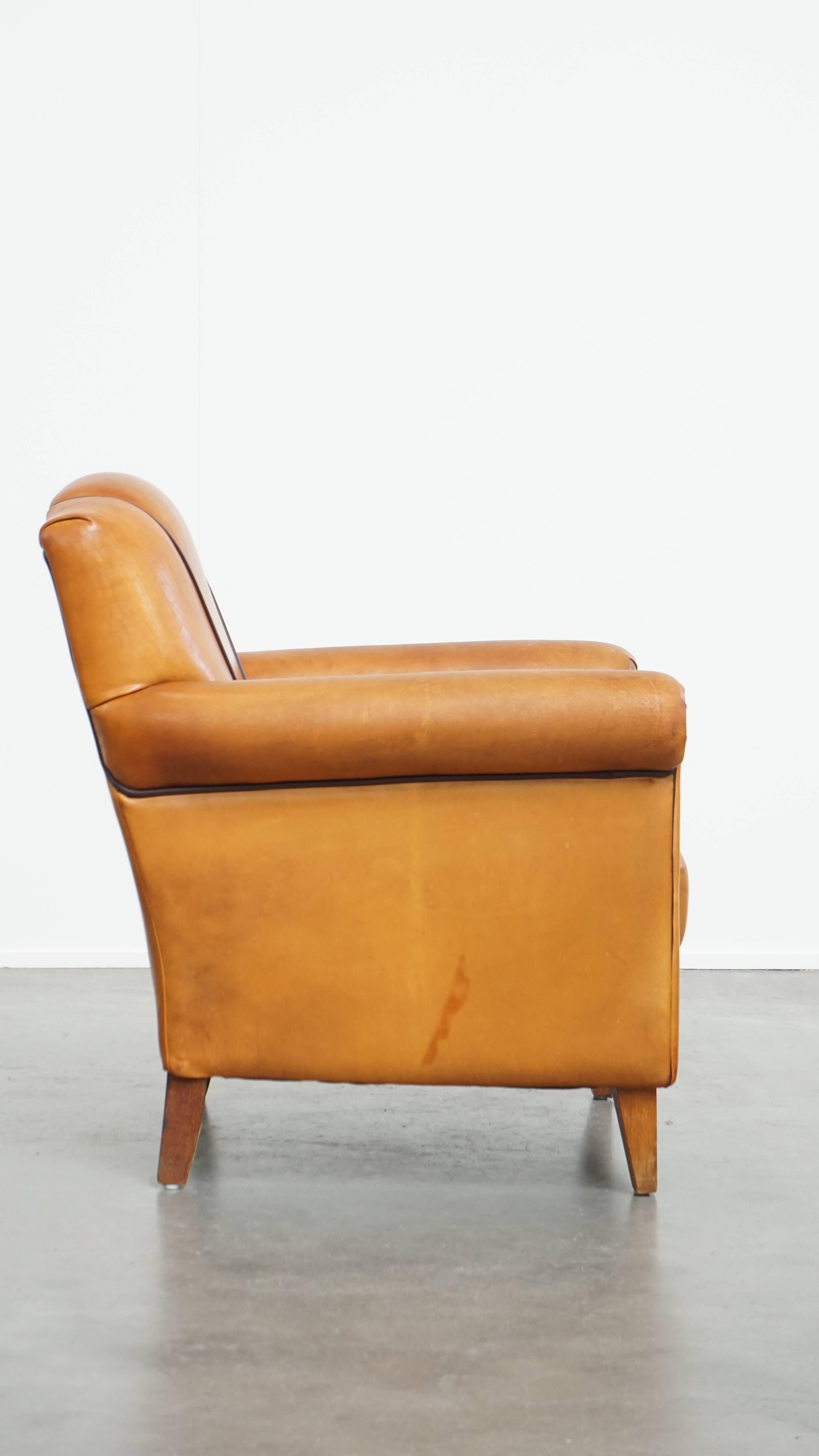 Sillón de piel de oveja y ribetes marrón oscuro Romano clásico en venta