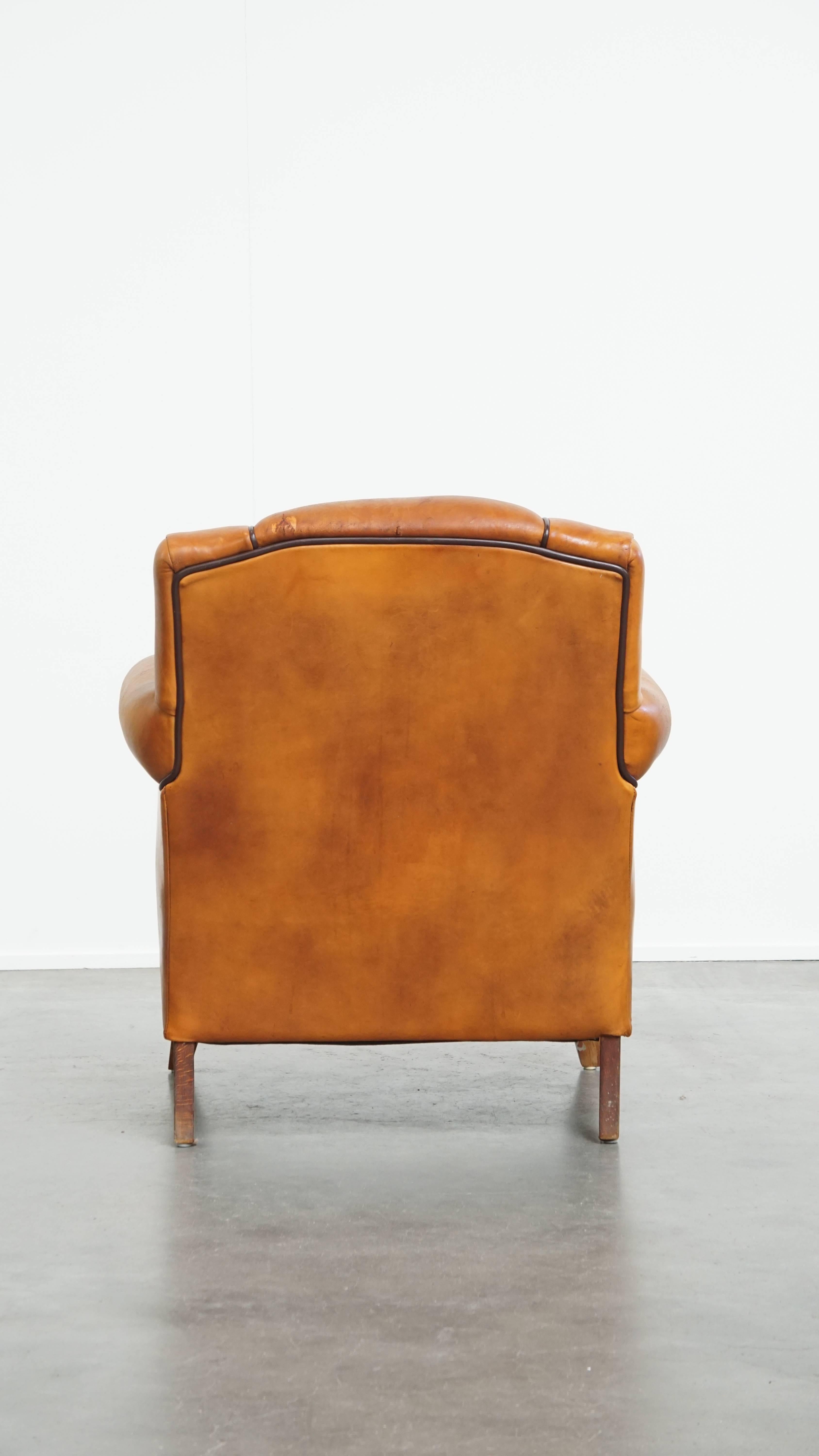 Sillón de piel de oveja y ribetes marrón oscuro Hecho a mano en venta