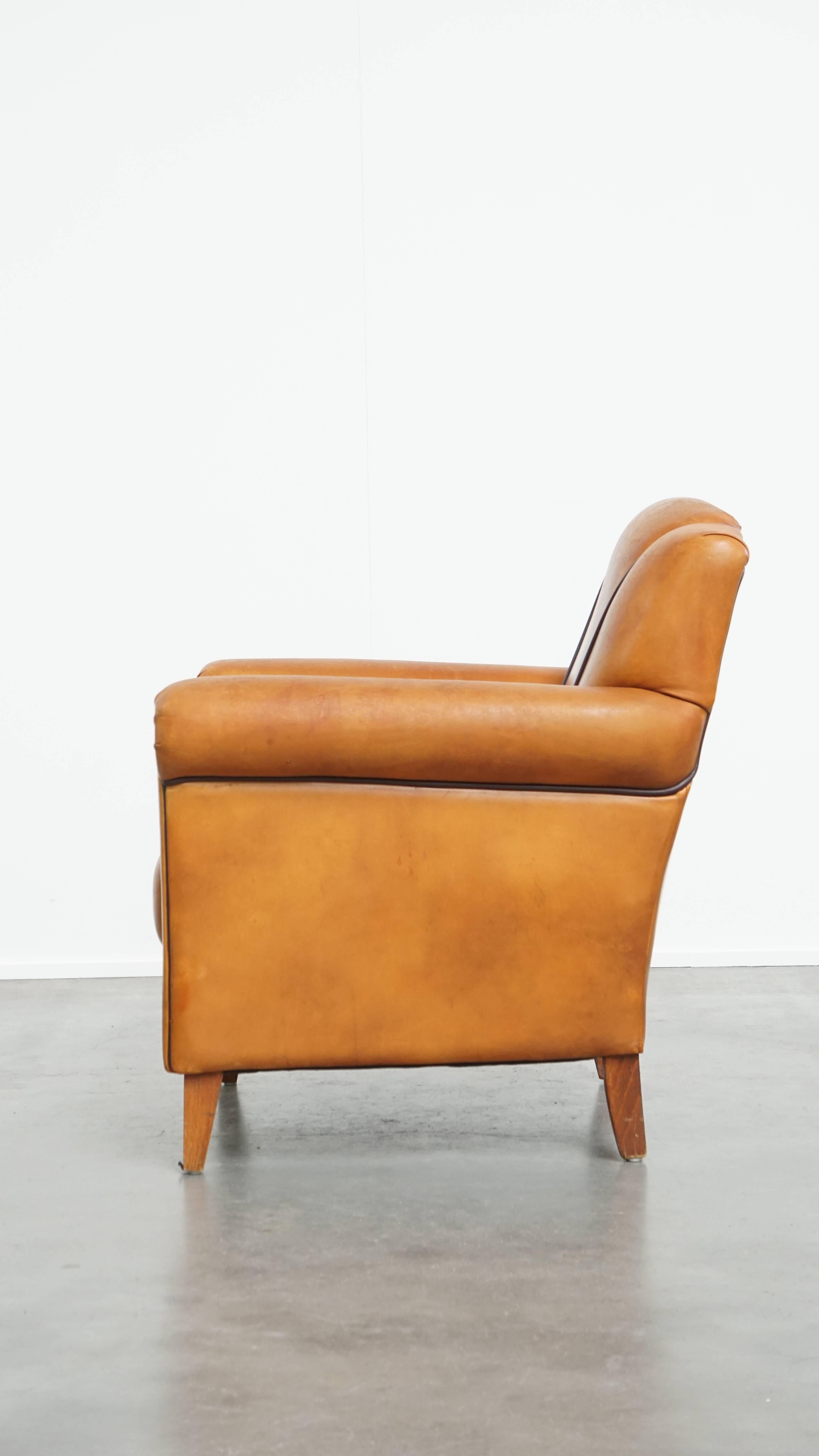 Sillón de piel de oveja y ribetes marrón oscuro en Bastante bueno estado para la venta en Harderwijk, NL