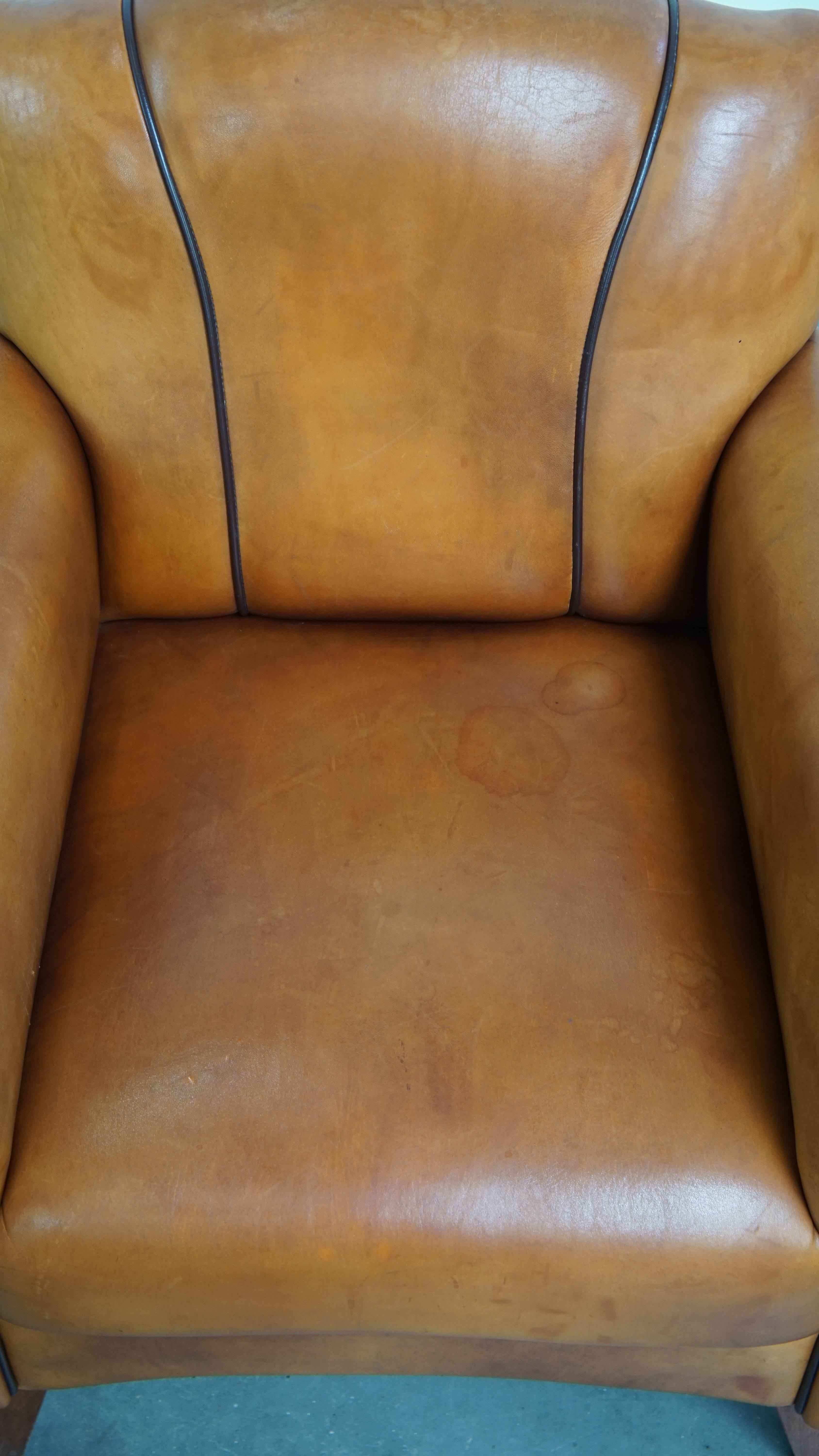 Sillón de piel de oveja y ribetes marrón oscuro siglo XX en venta