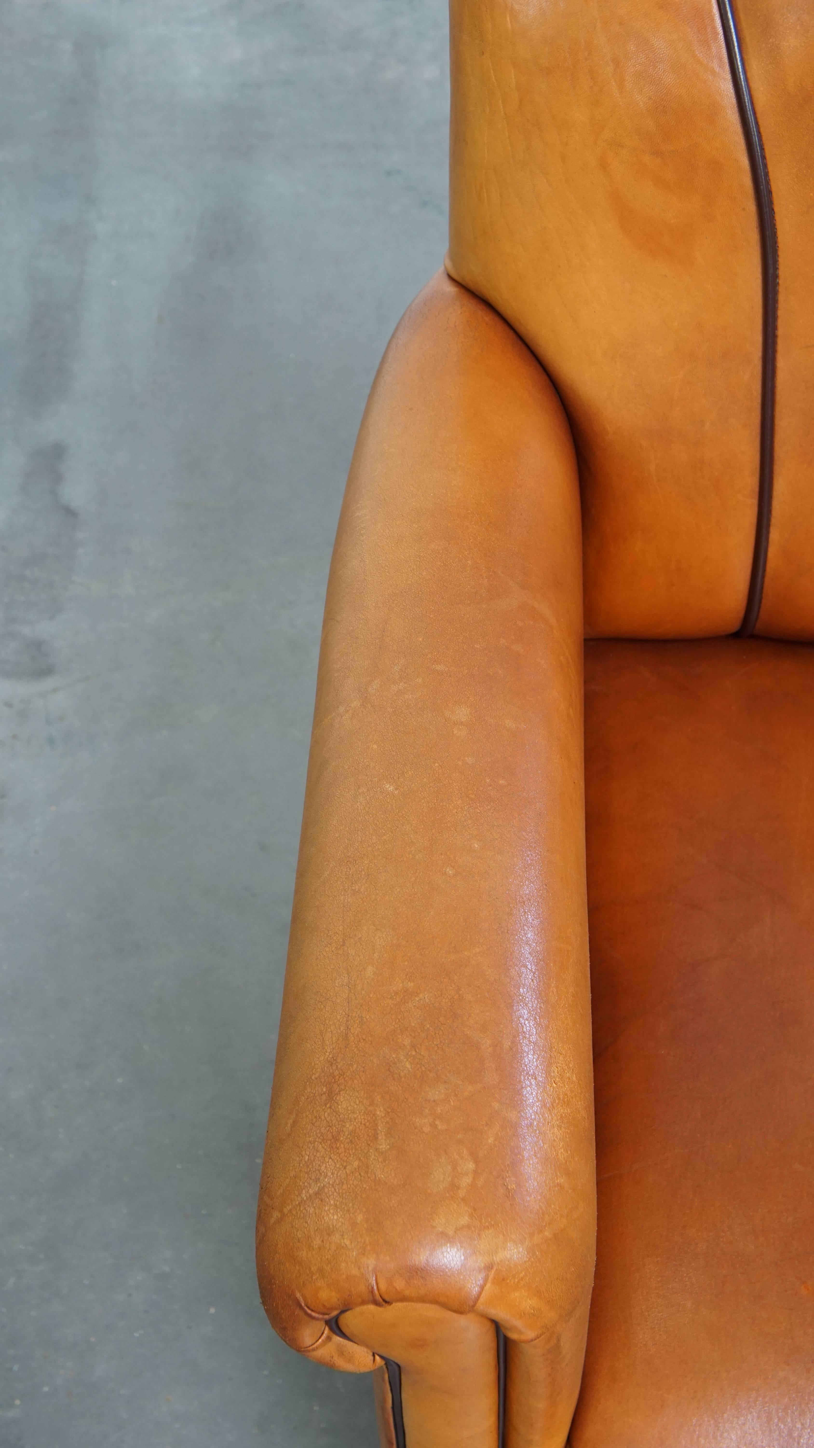 Sillón de piel de oveja y ribetes marrón oscuro Cuero en venta