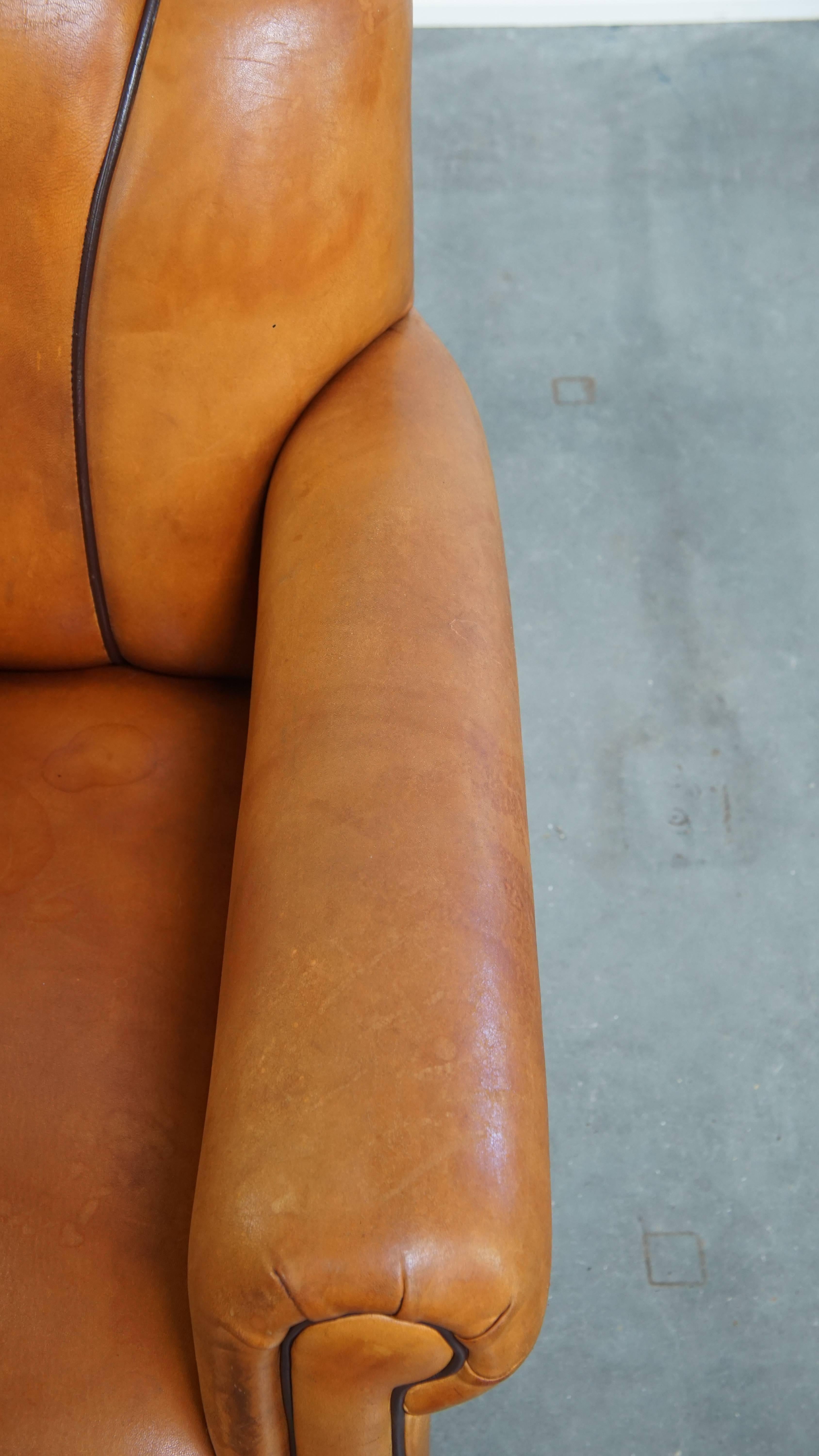 Sillón de piel de oveja y ribetes marrón oscuro en venta 1