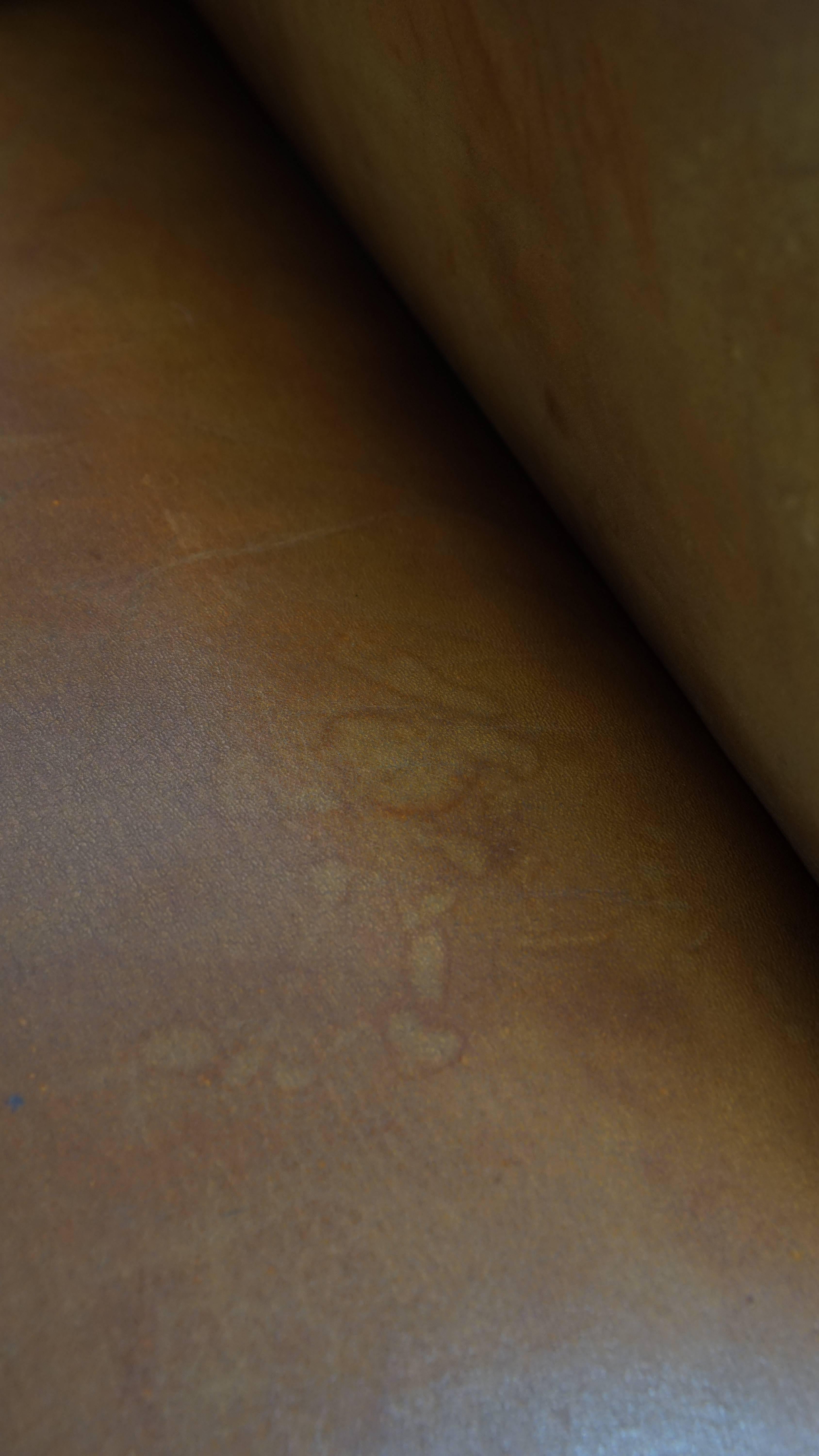 Sillón de piel de oveja y ribetes marrón oscuro en venta 2