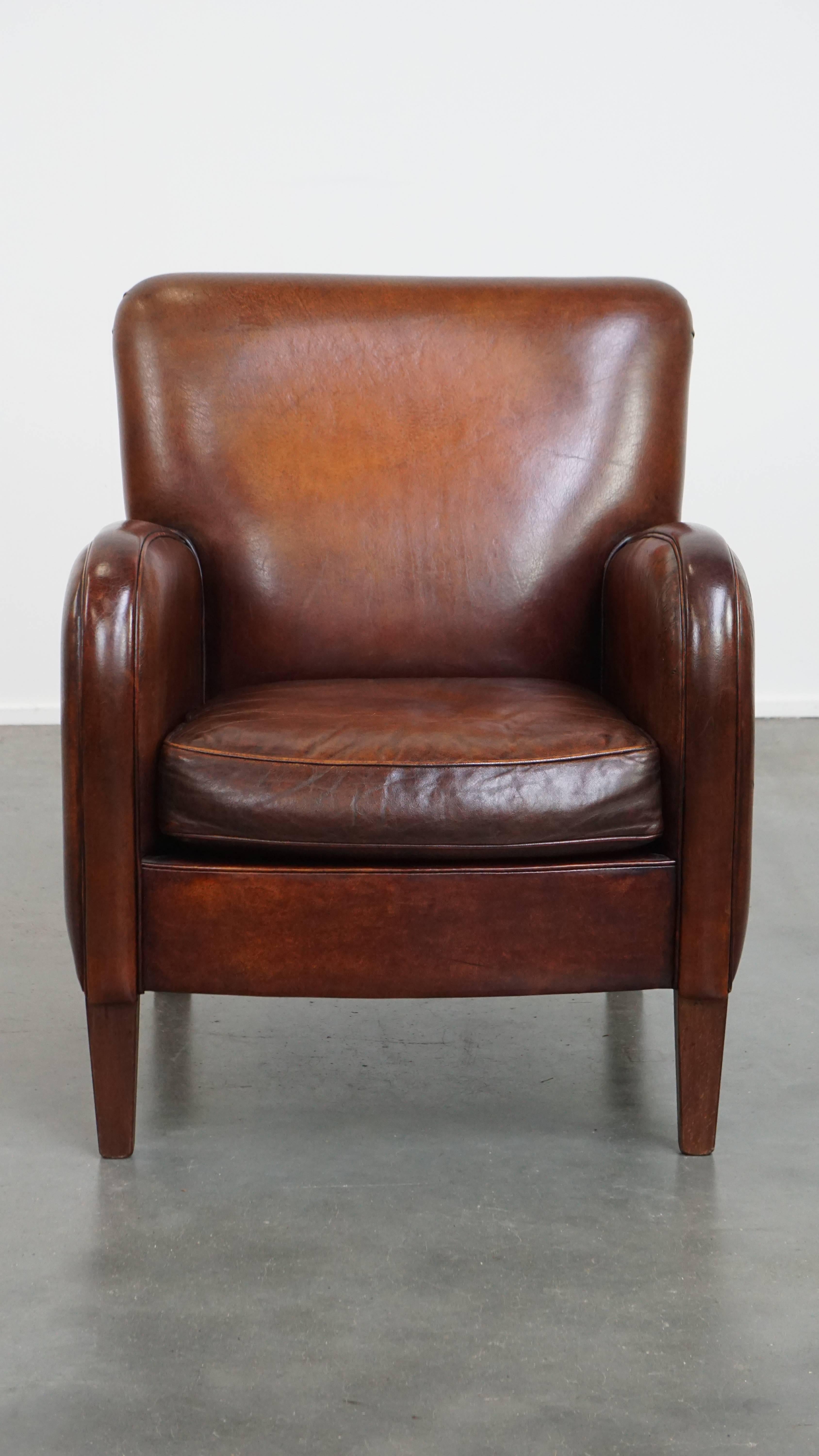 Nous vous proposons ce fauteuil de caractère en cuir de mouton avec une belle patine et des couleurs chaudes. 

Ce fauteuil dégage chaleur et charme, mis en valeur par ses tons riches et naturels. Fabriqué en cuir de mouton véritable, il a développé