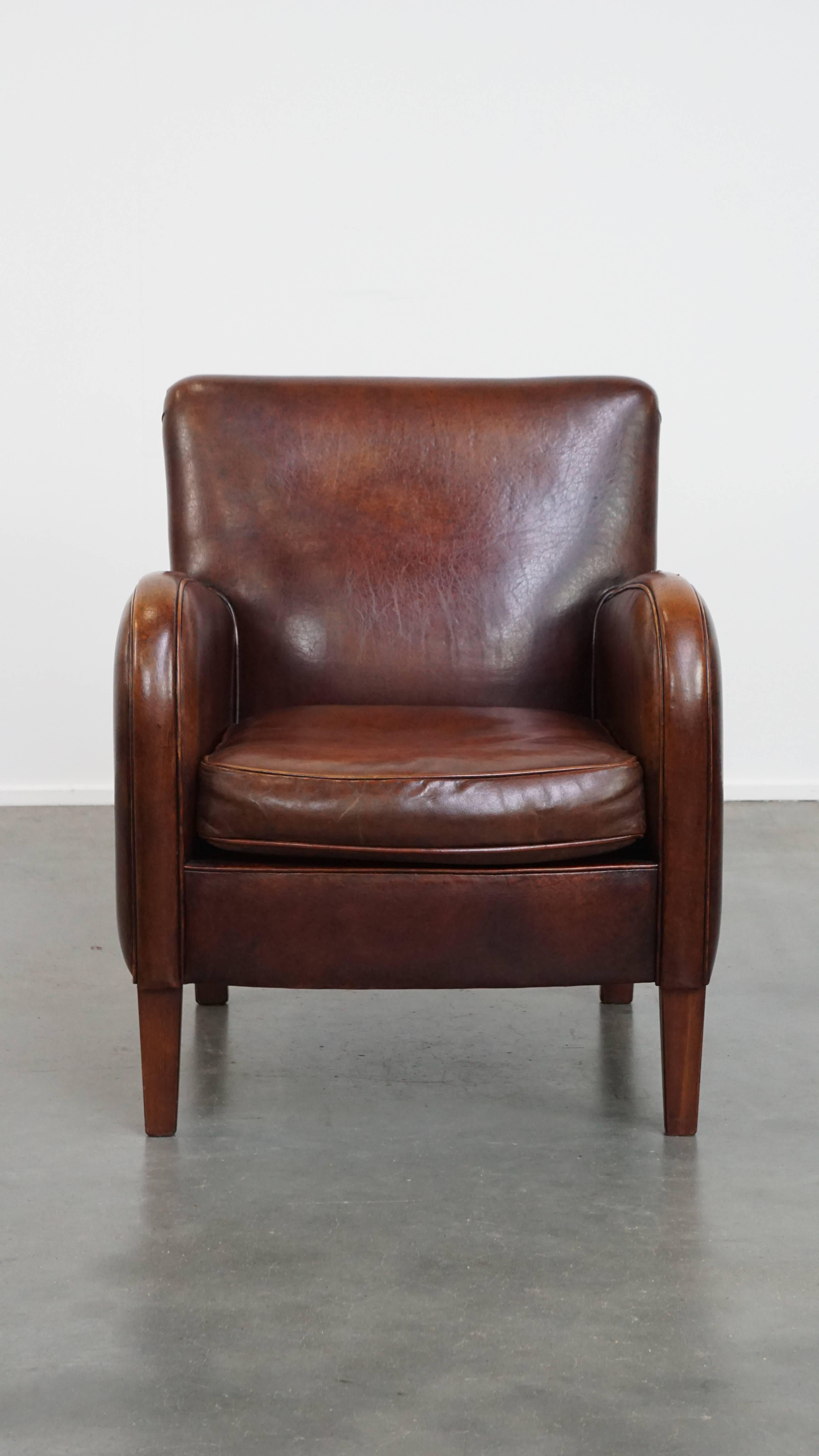 In offerta c'è questa comoda poltrona in pelle di pecora caratterizzata da una bella patina e da colori caldi. 

Questa poltrona ha un aspetto caldo e sorprendente, grazie anche alle sue belle tonalità di colore. Realizzato in pelle di pecora, ha