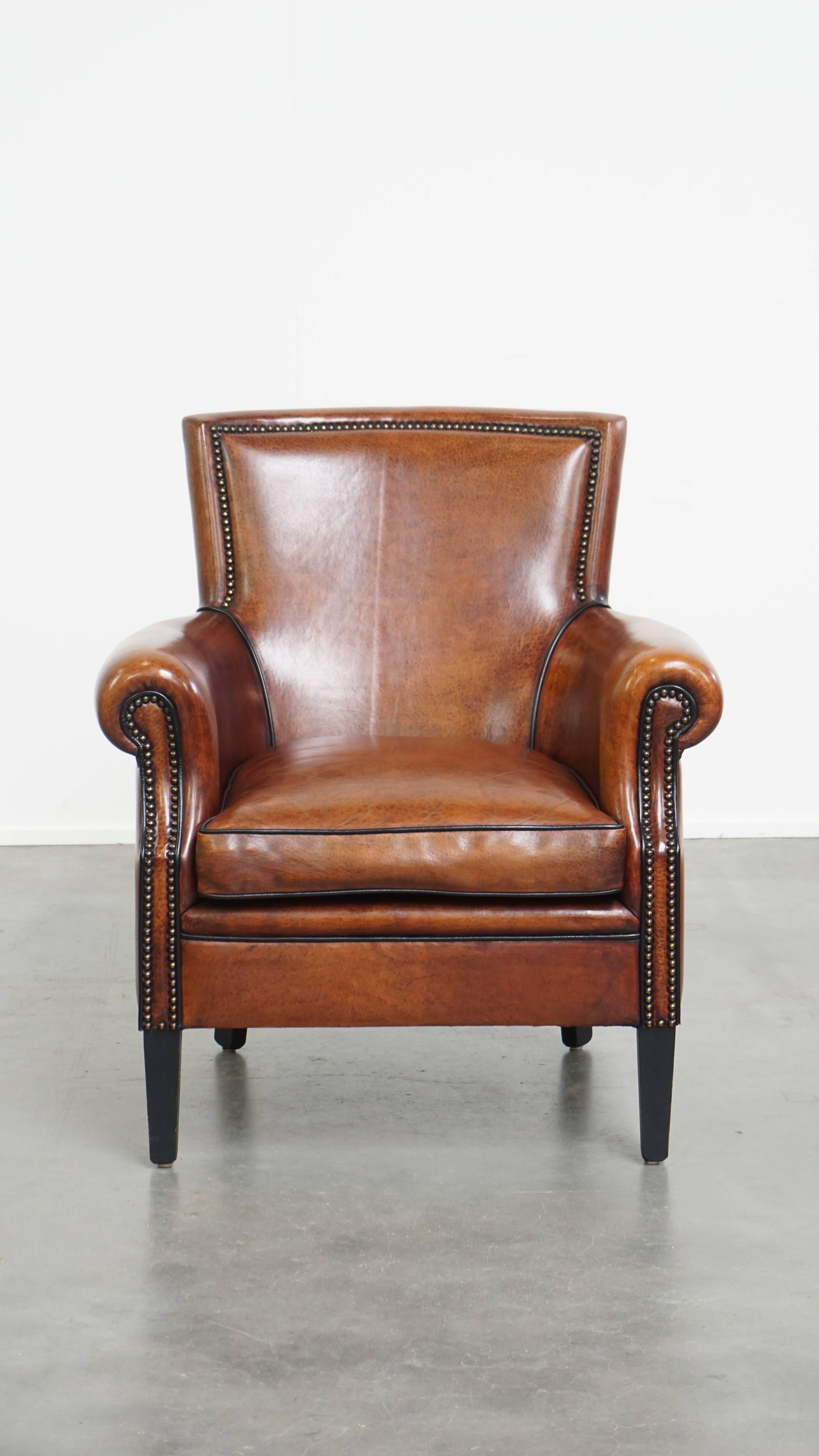 Offered here is this very elegant sheepskin leather armchair with a luxurious finish.
For those seeking both charm and comfort, this is the ideal sheepskin leather armchair.

This timeless and refined armchair is beautifully finished with decorative
