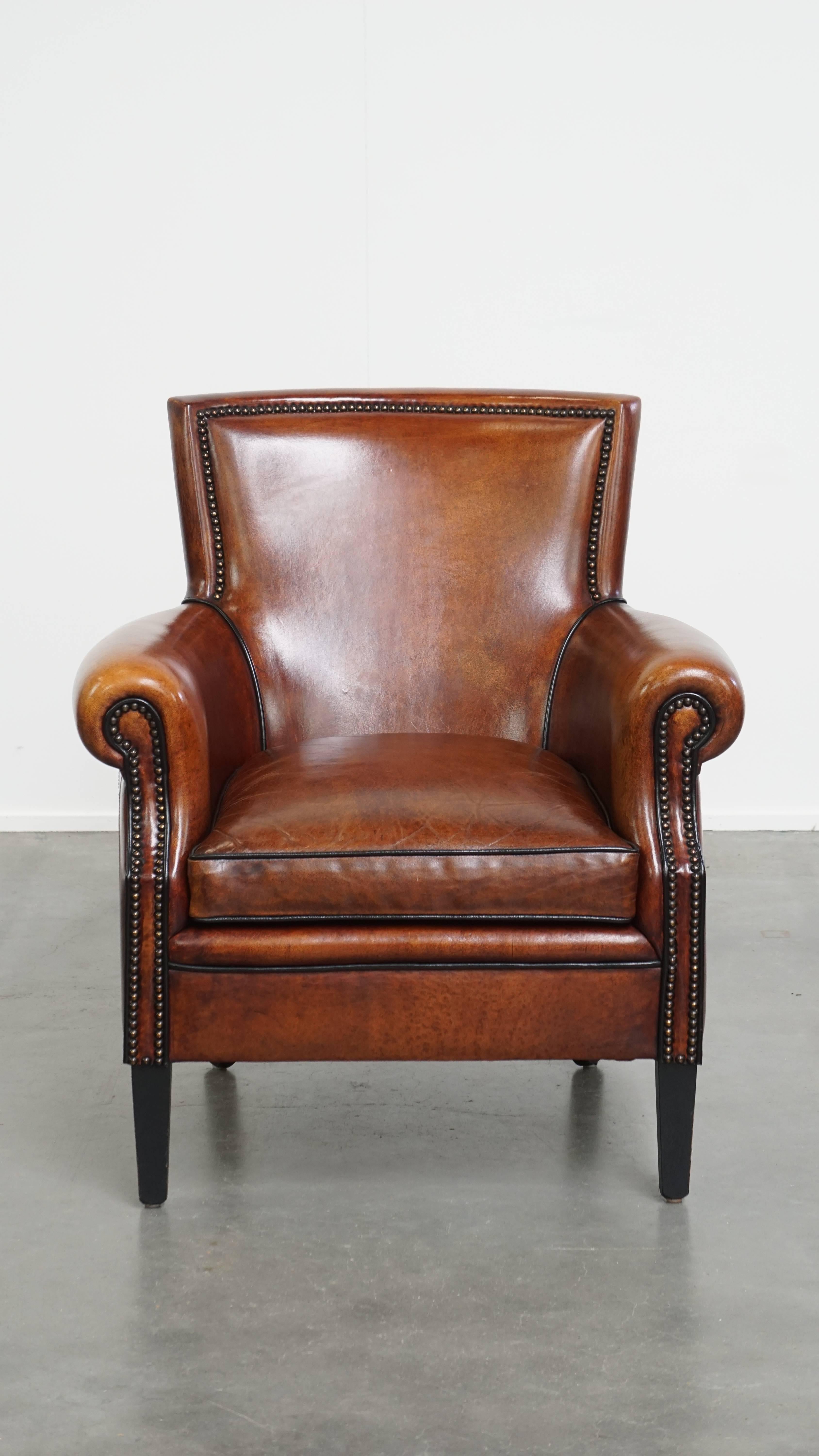 L'Eleg è una splendida ed elegante poltrona in pelle di pecora con finiture di lusso.
Per chi cerca charme e comfort, questa è la poltrona in pelle di pecora ideale.

Questo pezzo senza tempo e lussuoso è splendidamente rifinito con borchie