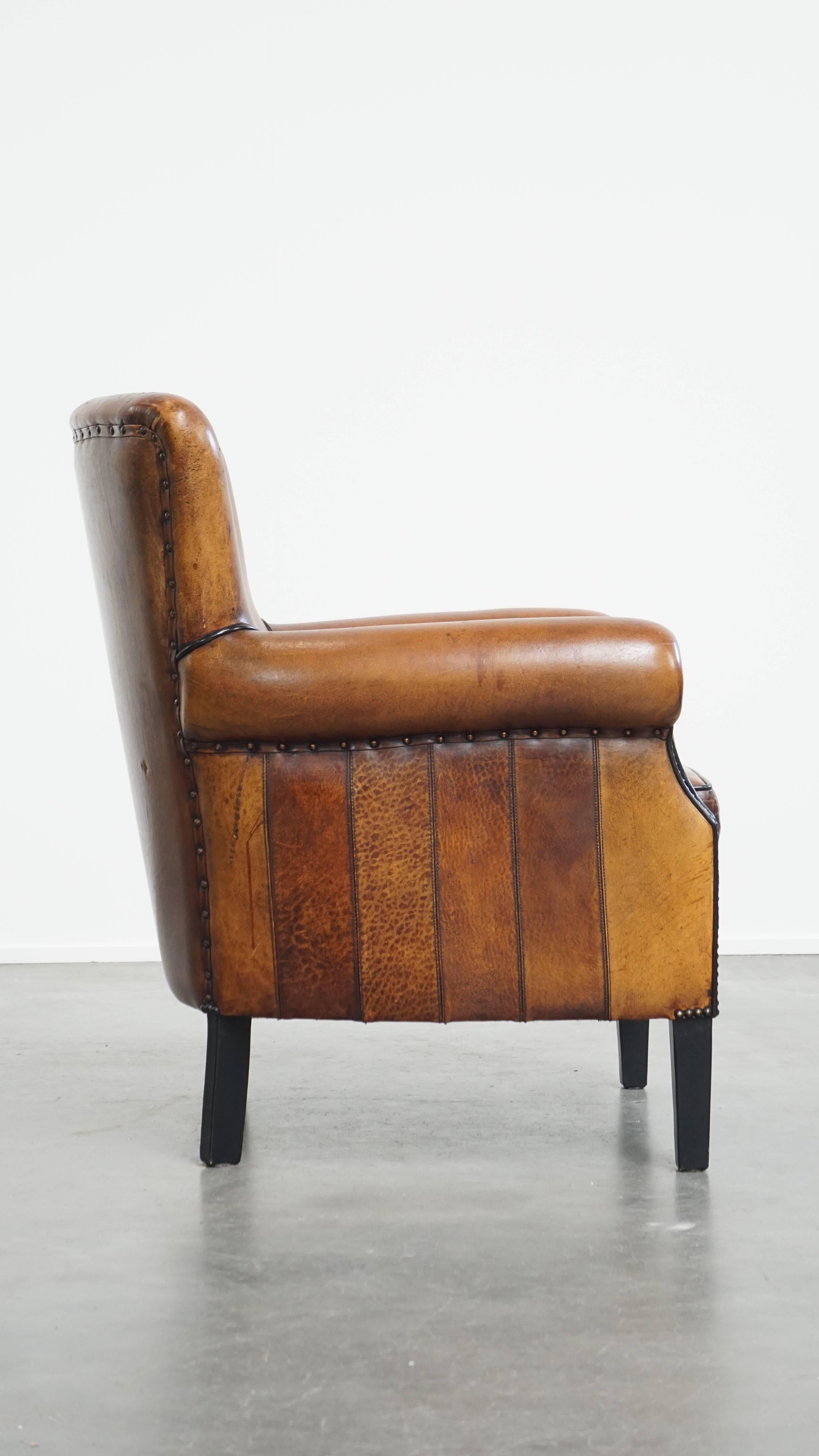 Offert : ce fauteuil classique très confortable en cuir de mouton aux tons chauds, à la finition luxueuse et à la belle patine.

Ce fauteuil intemporel est fabriqué en cuir de mouton et peut être facilement placé dans presque tous les intérieurs.