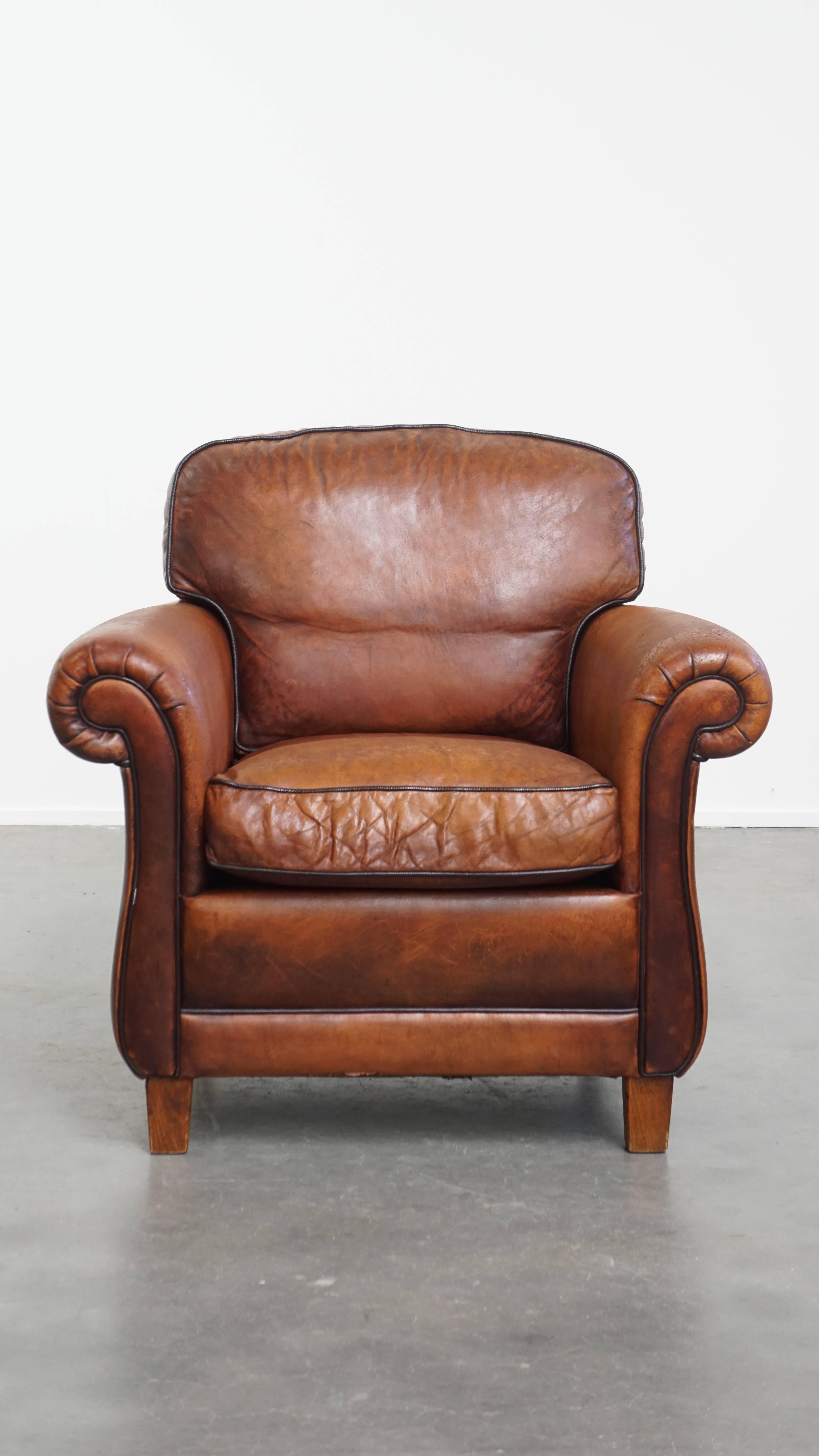 Te ofrecemos este sillón único de cuero de oveja de estilo inglés con una bonita combinación de colores. Este impresionante sillón intemporal de piel de oveja atrae todas las miradas tanto en interiores clásicos como modernos. En el espacio que