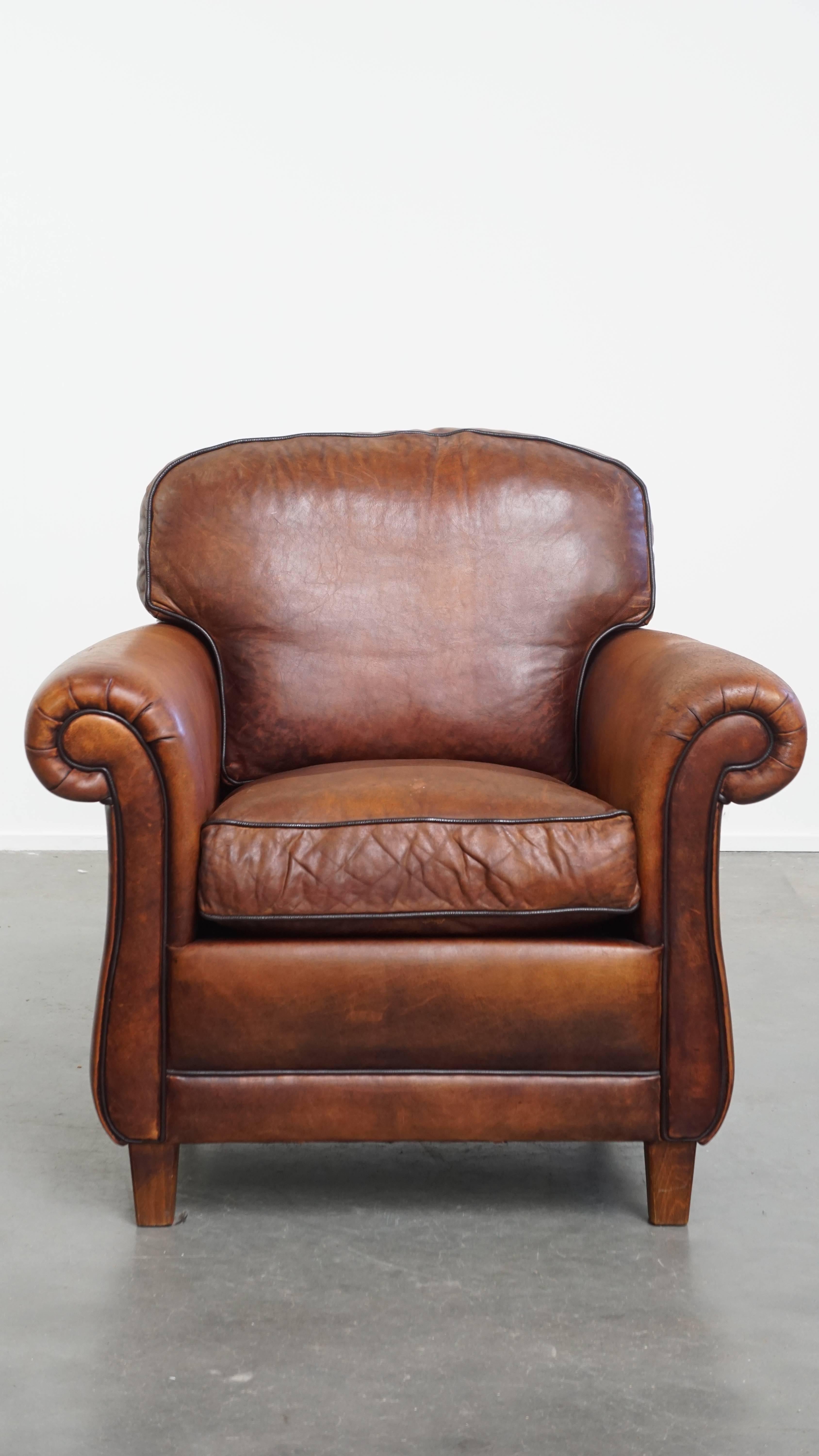 Te ofrecemos este sillón atemporal de piel de oveja con bellos tonos cálidos en un estilo clásico inglés. Este impresionante sillón intemporal de piel de oveja atrae todas las miradas tanto en interiores clásicos como modernos. Añade un toque de
