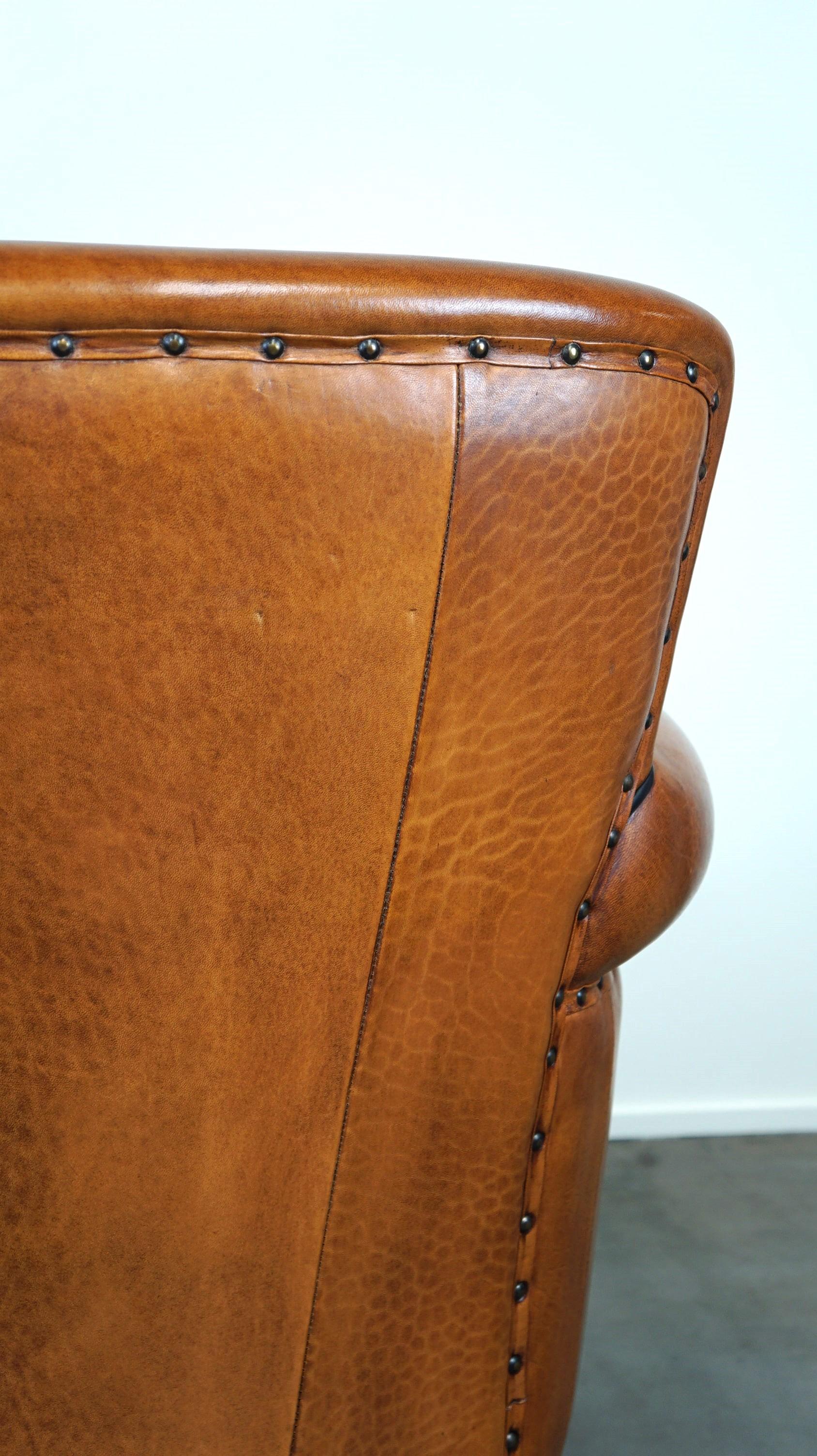 Sheepskin leather armchair with a luxurious appearance For Sale 3
